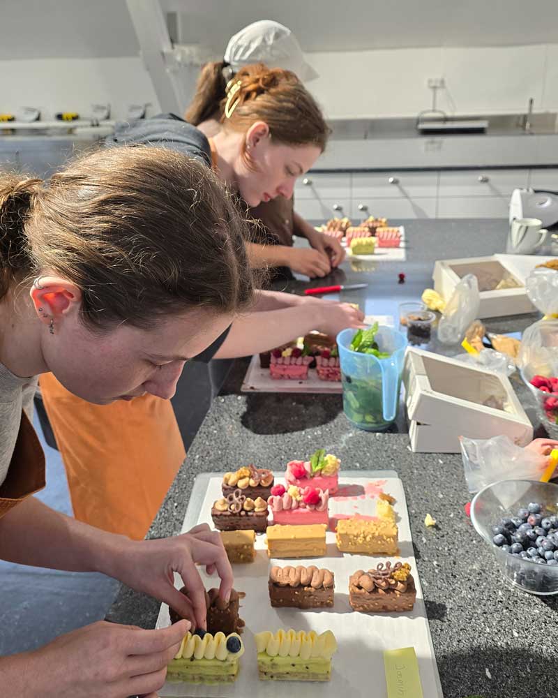Cupcake piping technique