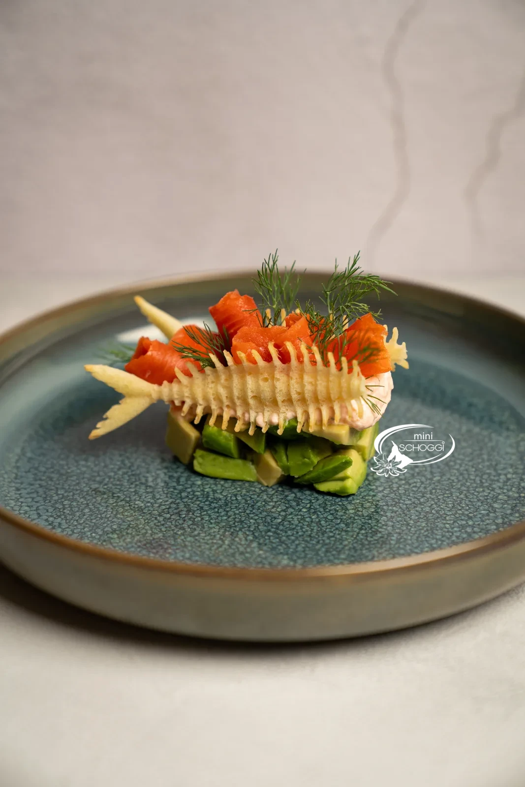 Lachs-Avocado-Vorspeise mit Fischgräten-Hüppen
