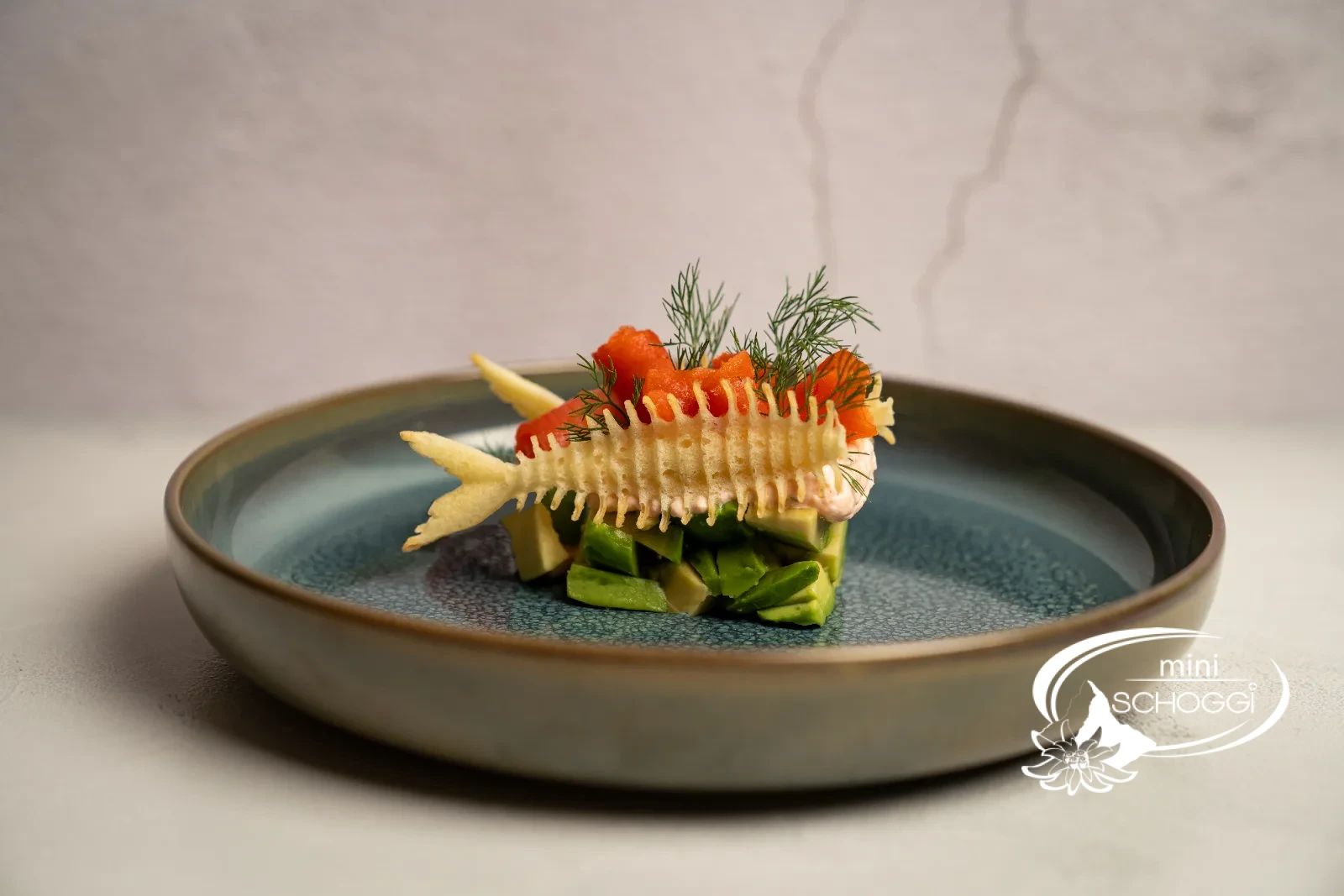Lachs-Avocado-Vorspeise mit Fischgräten-Hüppen