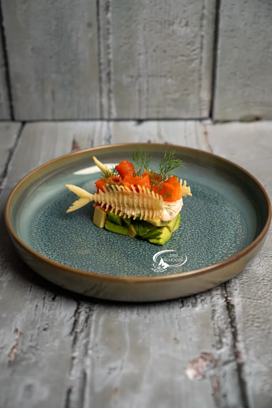 Lachs-Avocado-Vorspeise mit Fischgräten-Hüppen