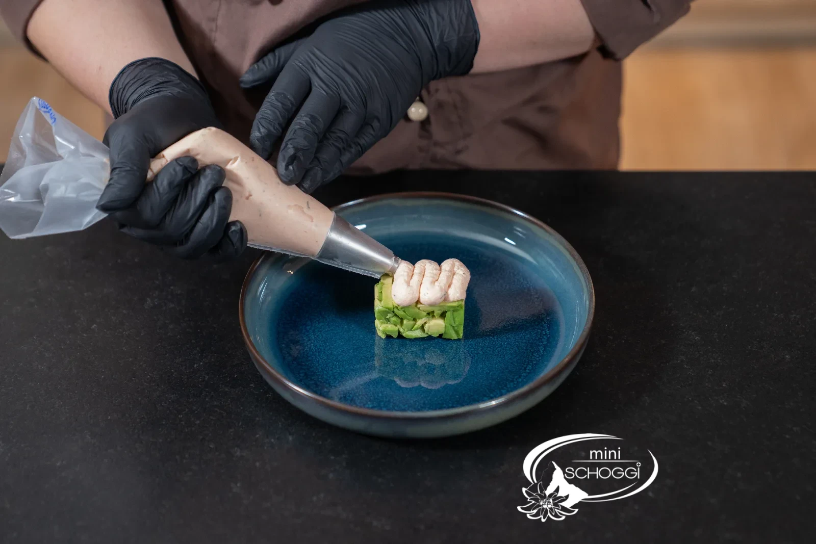Die Avocadowürfel und Lachs für die Dekoration vorbereiten