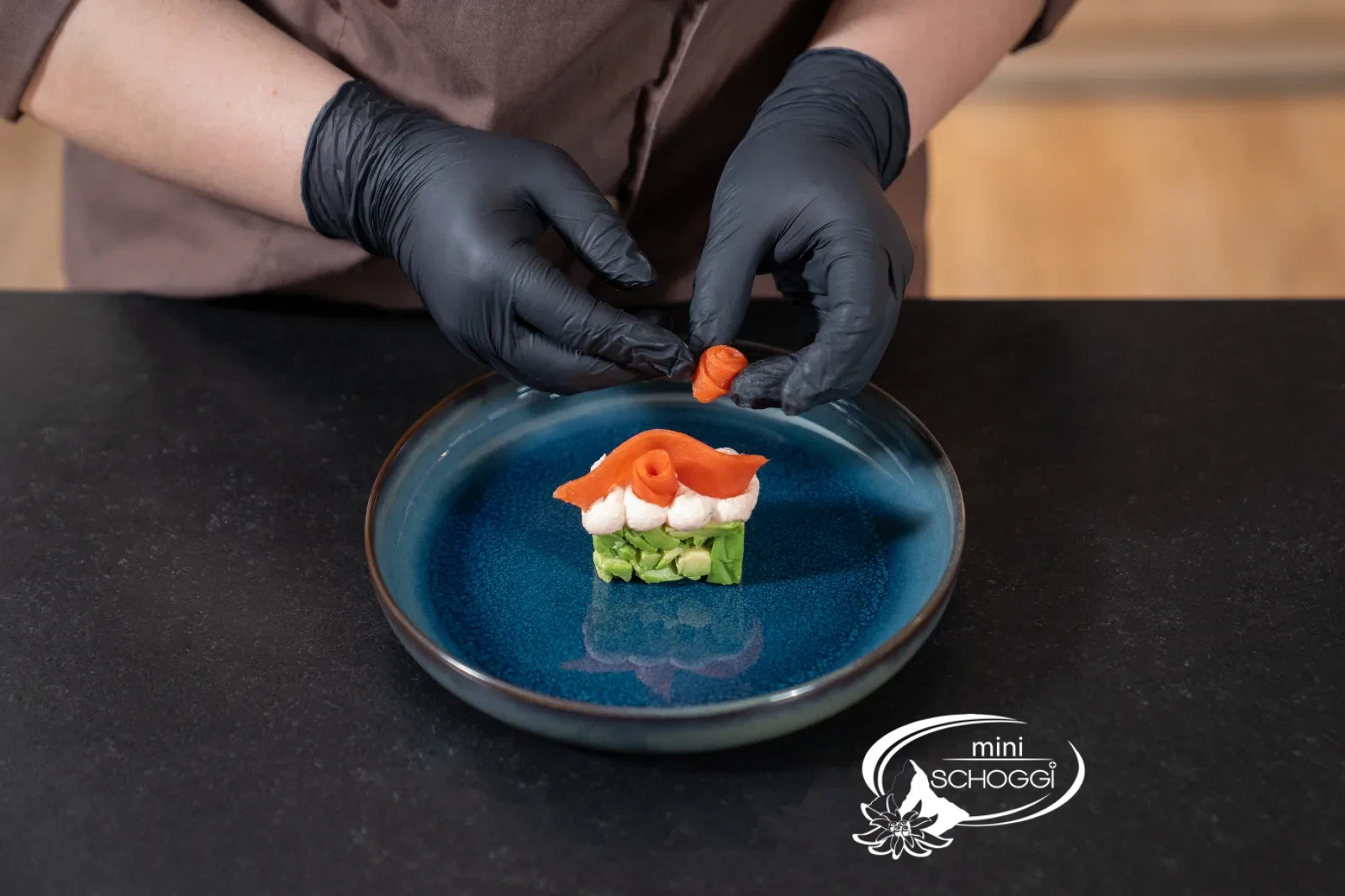 Die Avocadowürfel und Lachs für die Dekoration vorbereiten