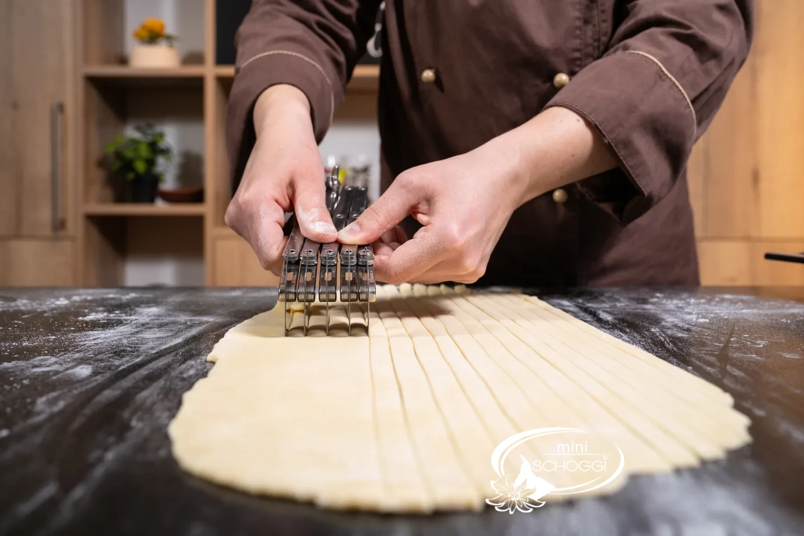 Con il tagliapasta si ottengono strisce uniformi larghe 1 cm