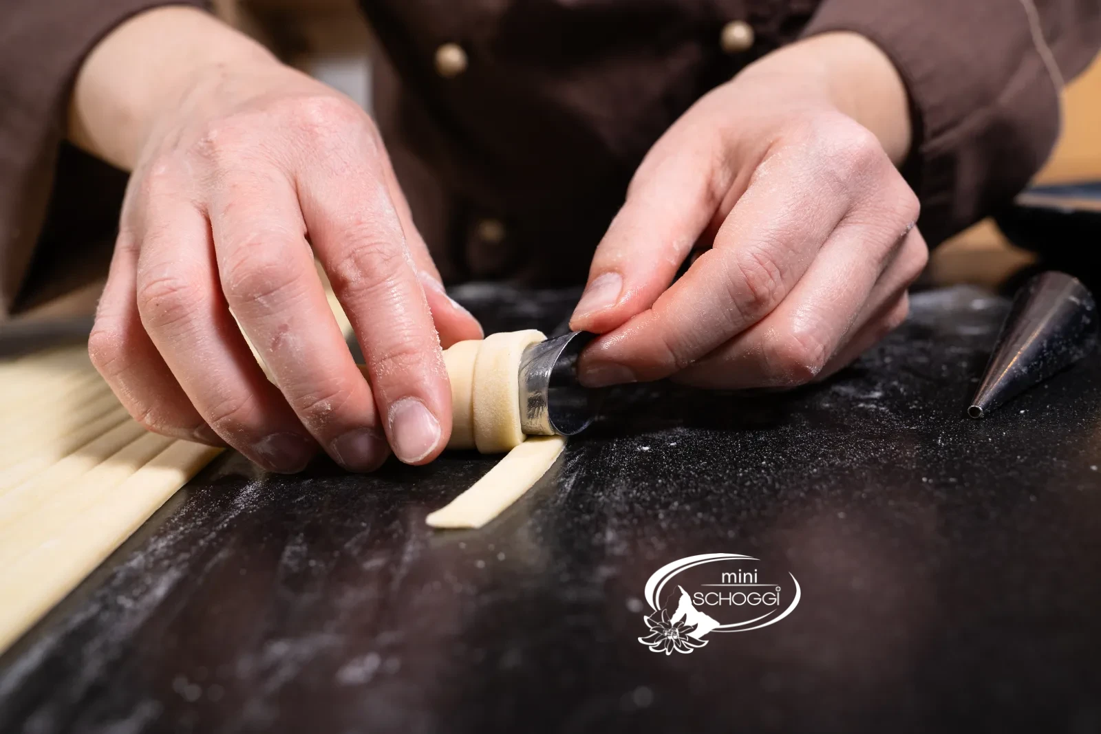 La striscia viene avvolta a spirale attorno al cornetto