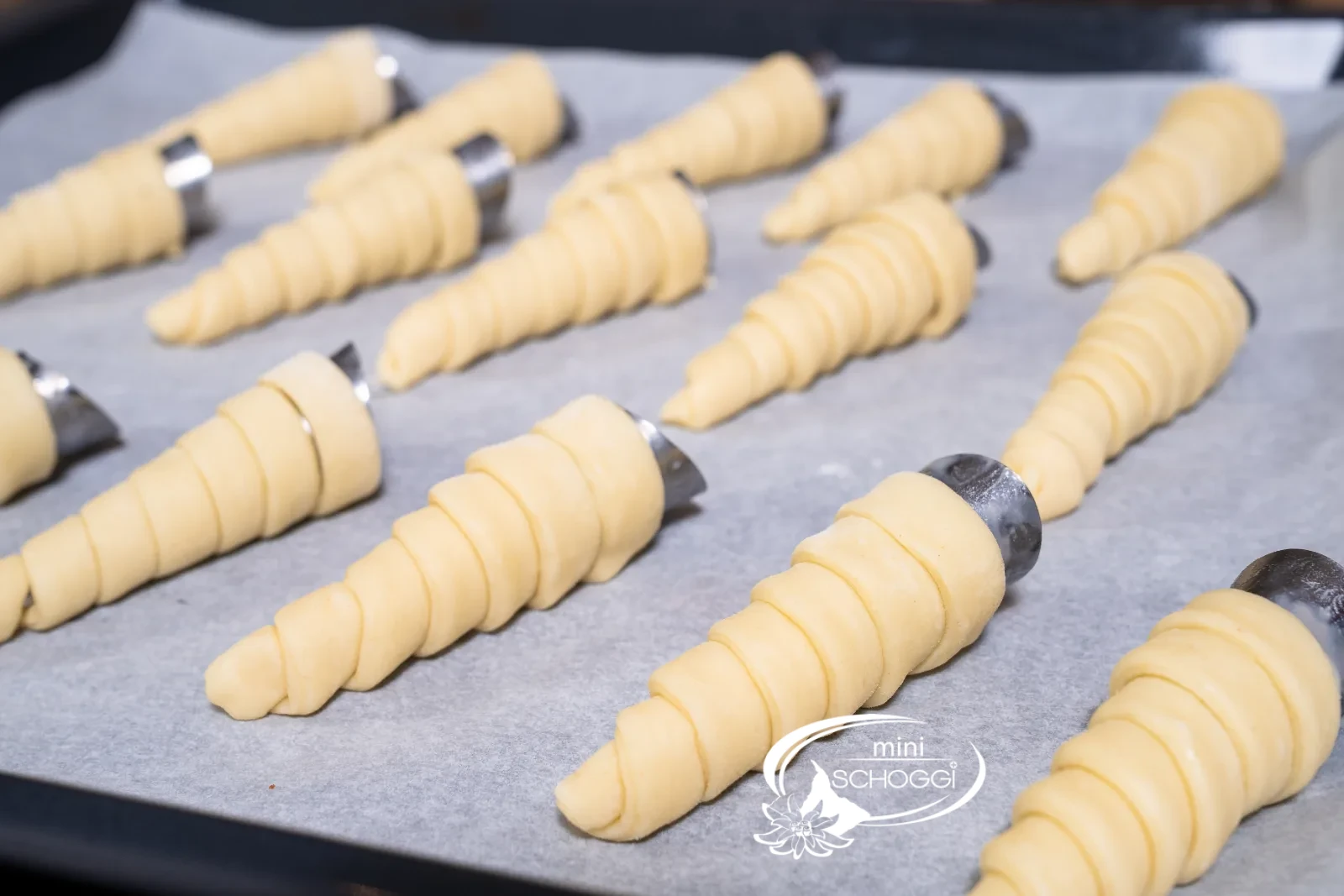 Tutti i cornetti avvolti sono sulla teglia prima della cottura