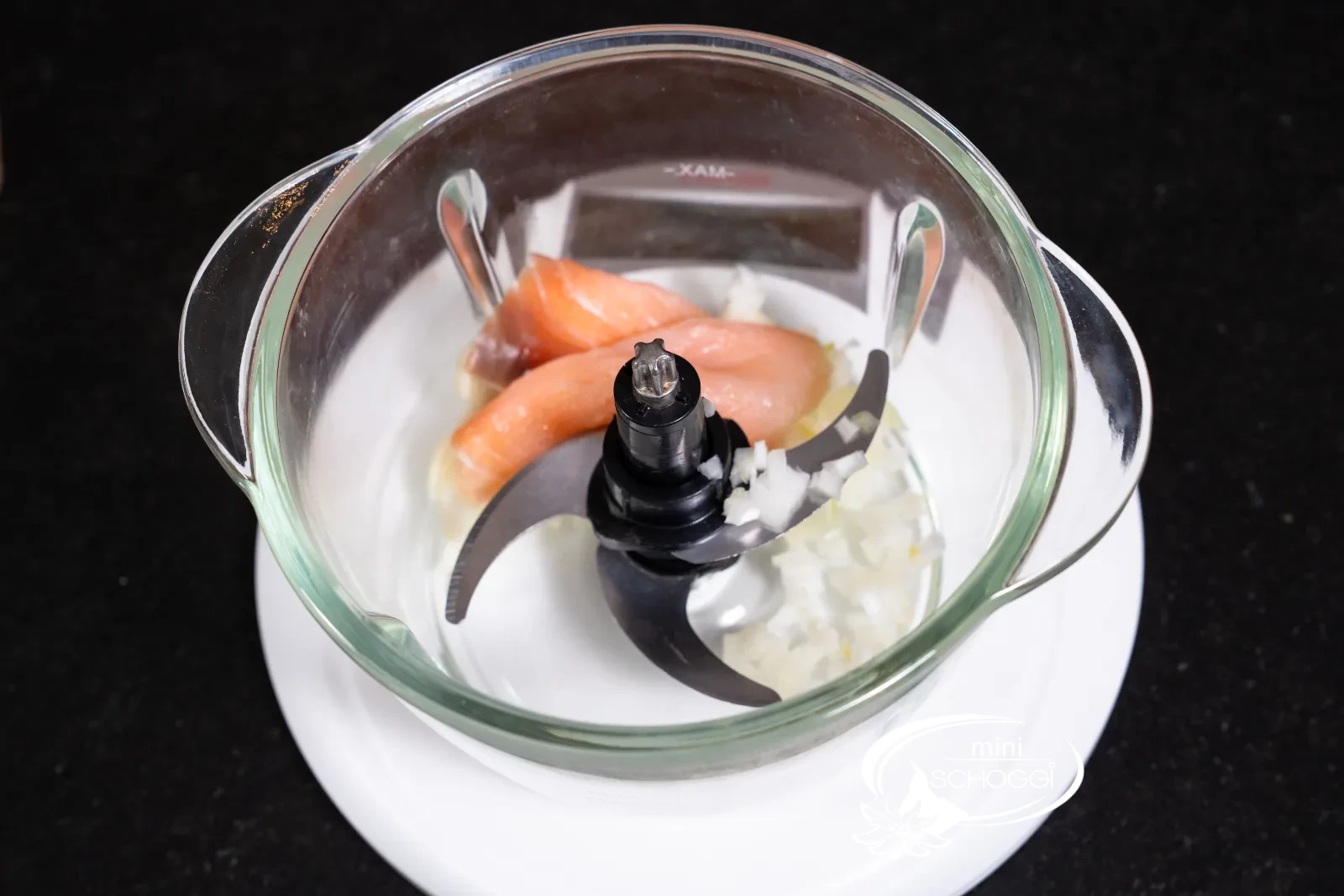 Cipolla e salmone affumicato vengono tritati nel mixer