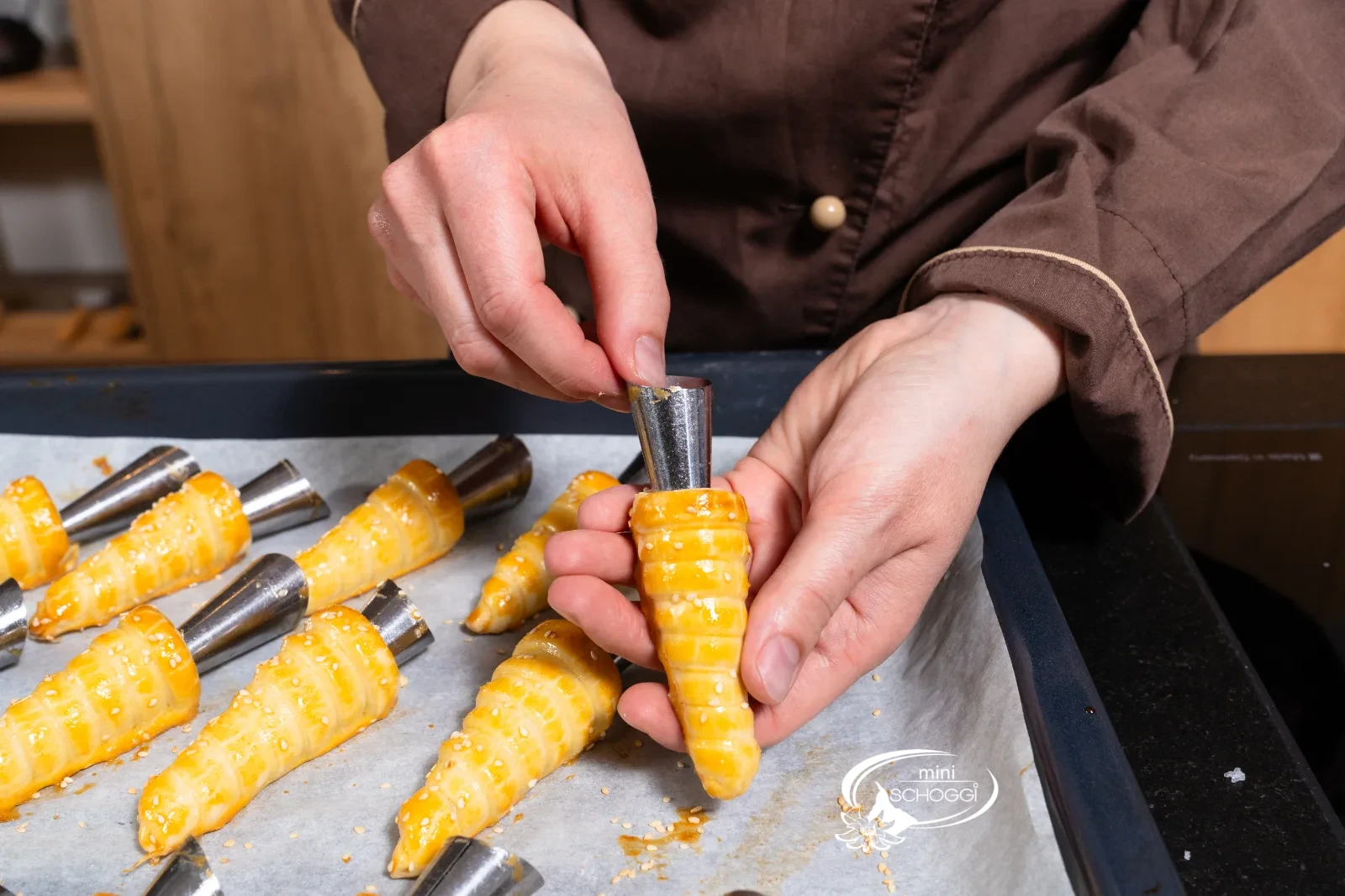 Il cornetto di metallo viene estratto con cura dal Rüebli cotto