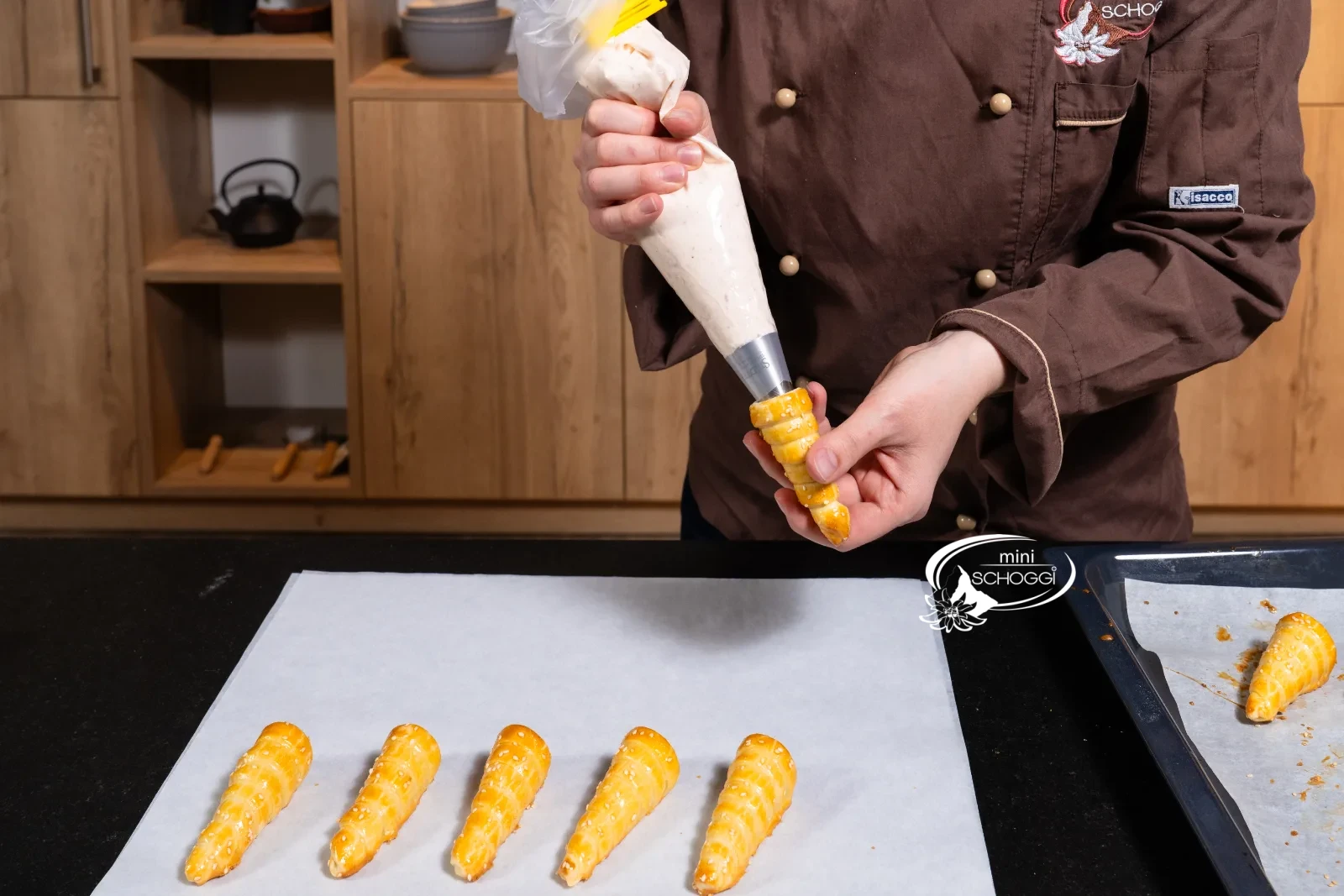 La mousse di salmone viene inserita nei Rüebli con il sac à poche