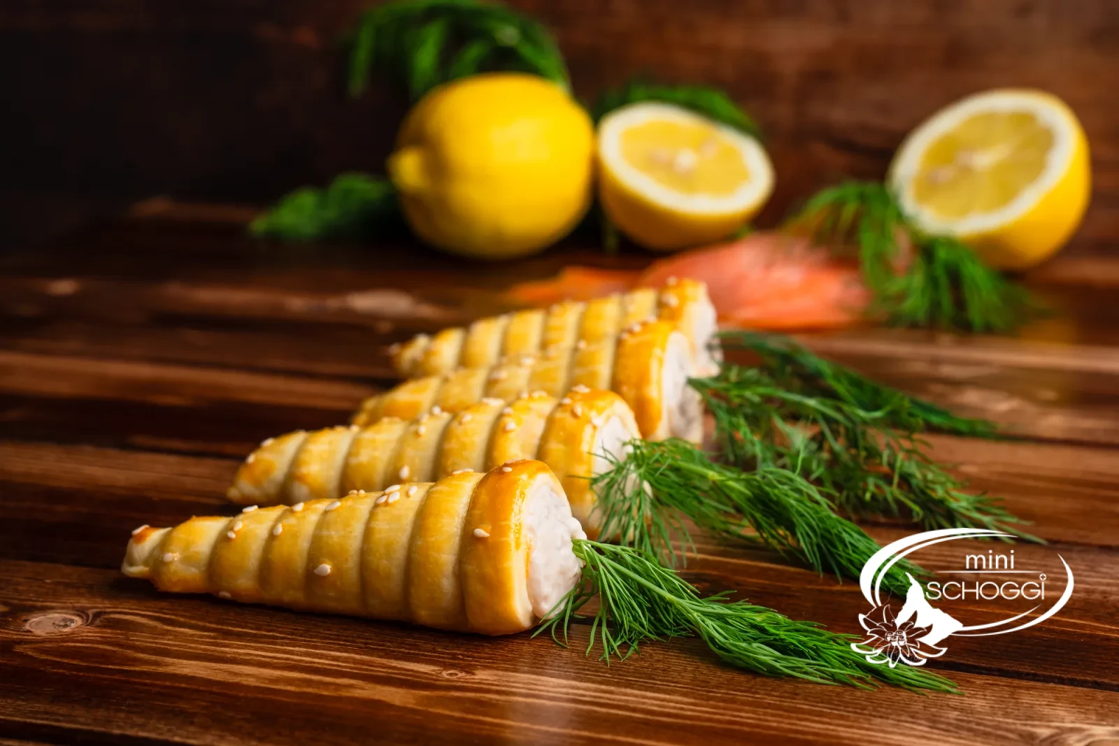 Rüebli di pasta ripieni con aneto e limone su un'asse di legno scuro