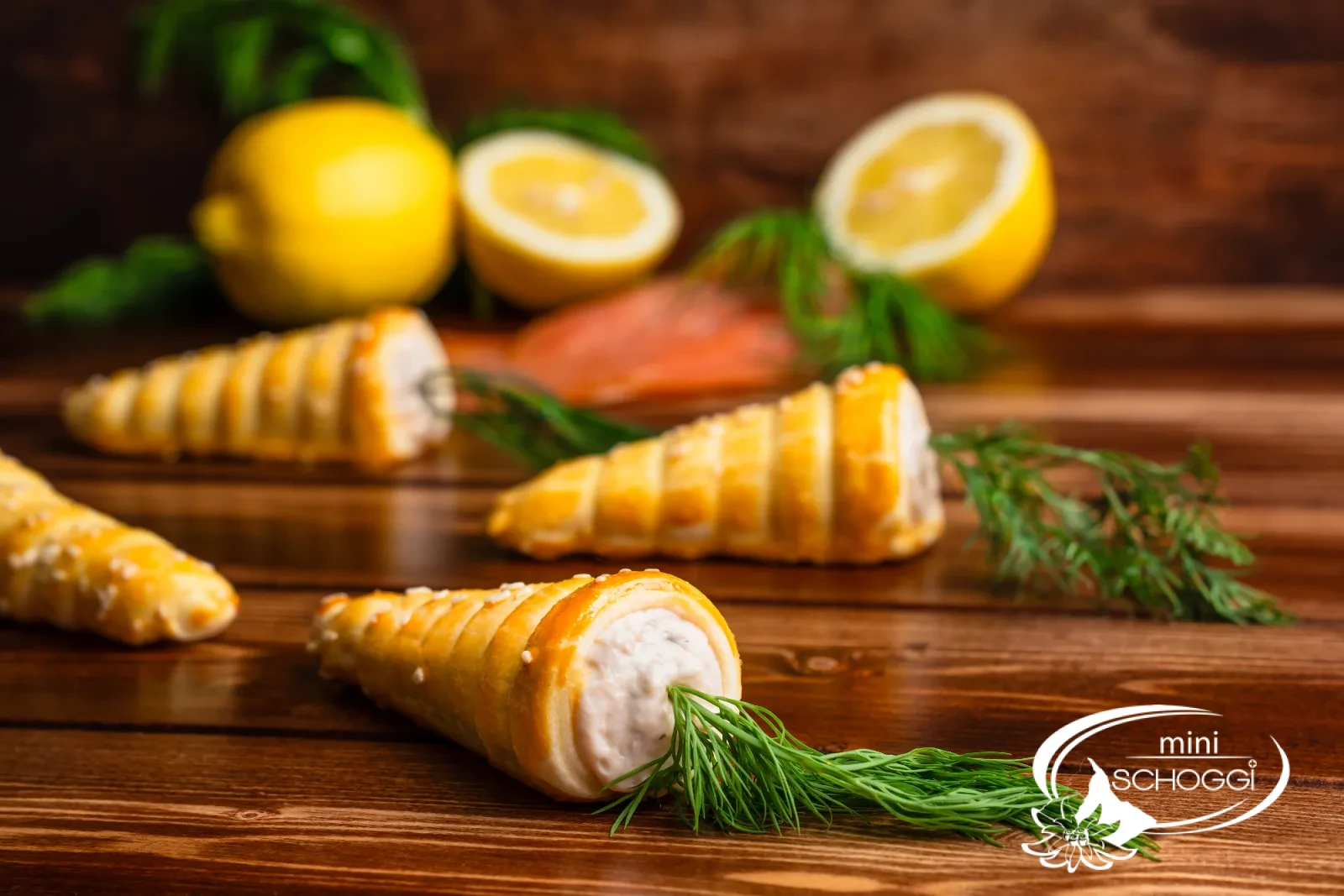 Rüebli di pasta ripieni con aneto e limone su un'asse di legno scuro