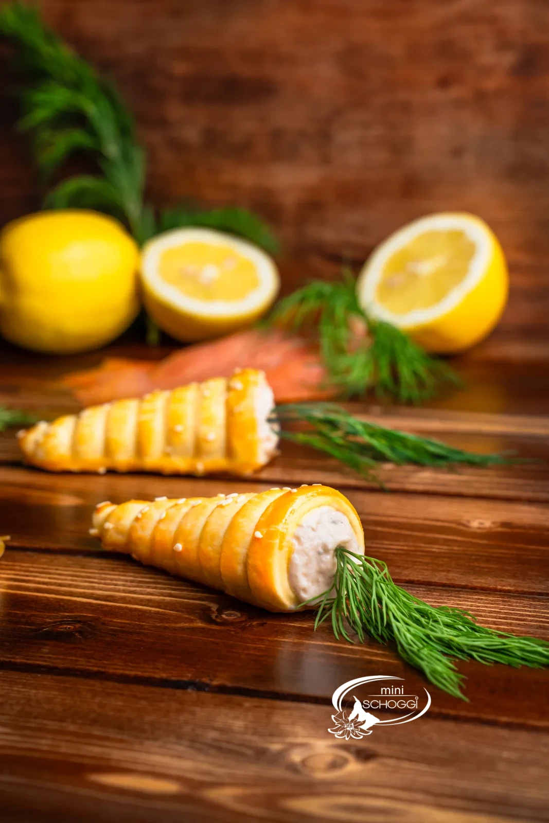Rüebli di pasta ripieni con aneto e limone su un'asse di legno scuro
