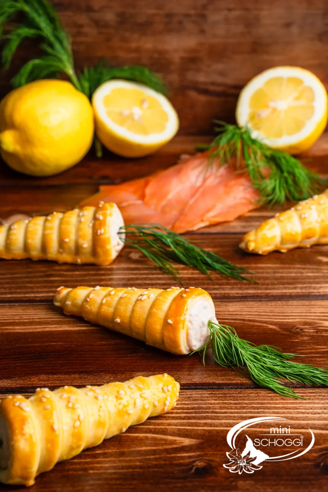 Rüebli di pasta ripieni con aneto e limone su un'asse di legno scuro