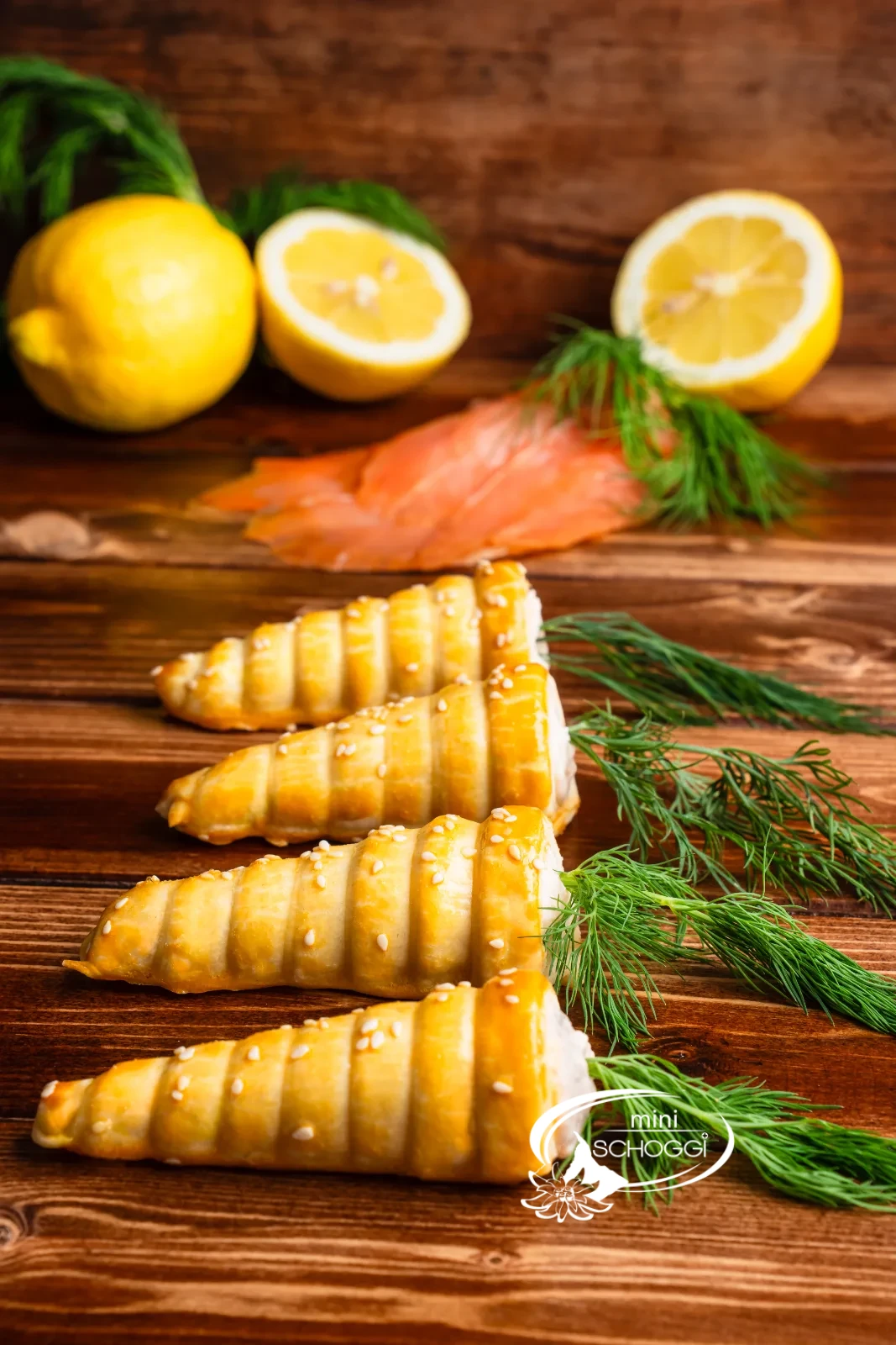 Rüebli di pasta ripieni con aneto e limone su un'asse di legno scuro