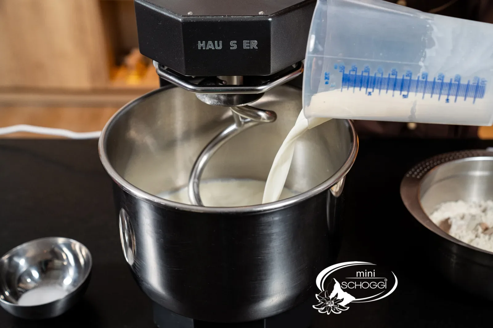 Milch und Hefe zum Mehl geben