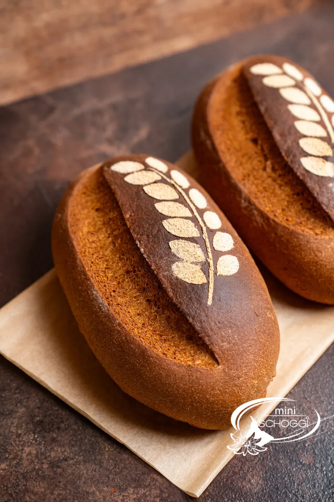 Landbrot mit Scheiben auf Backpapier
