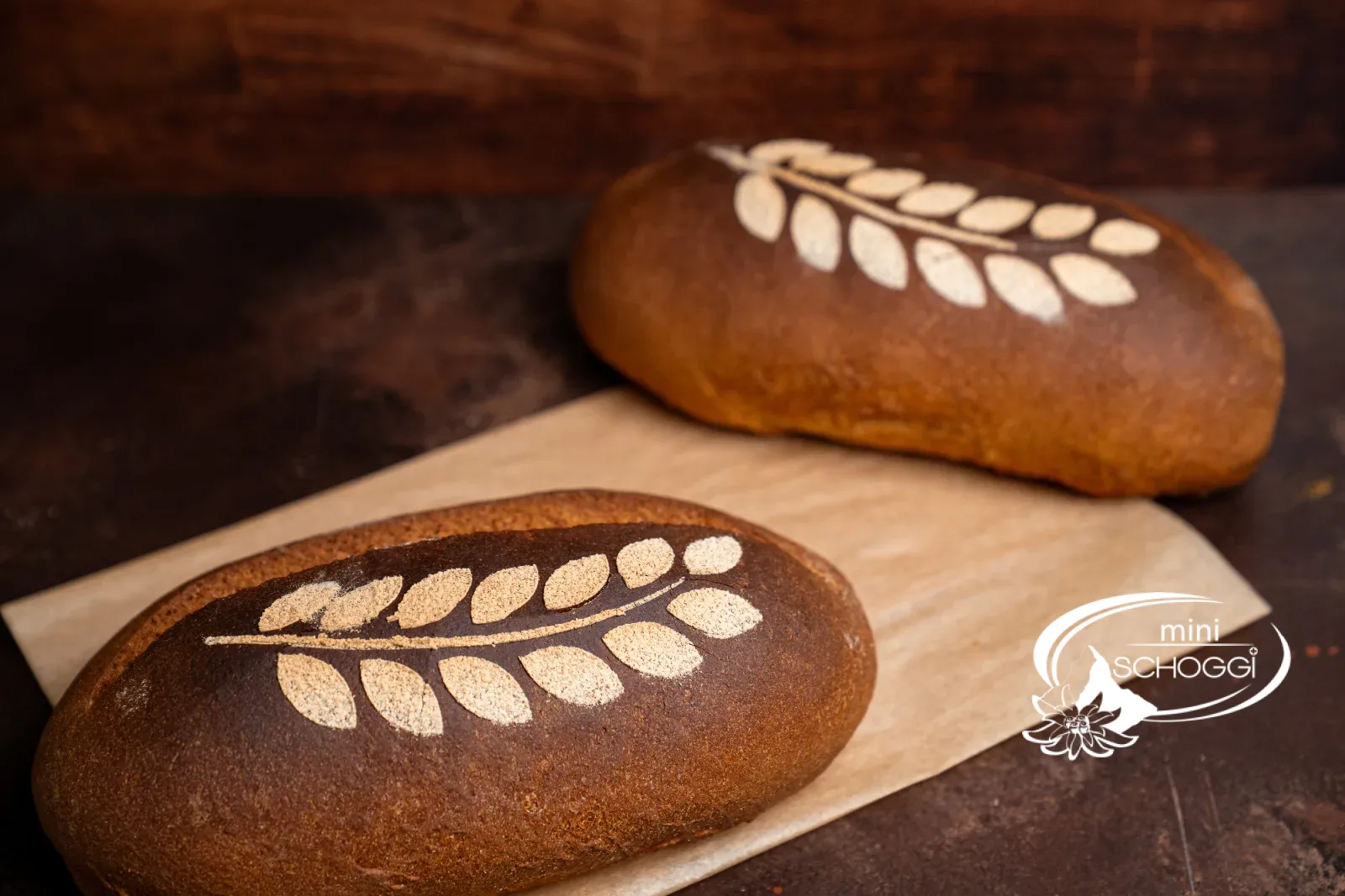 Landbrot in Scheiben auf einem Holzbrett
