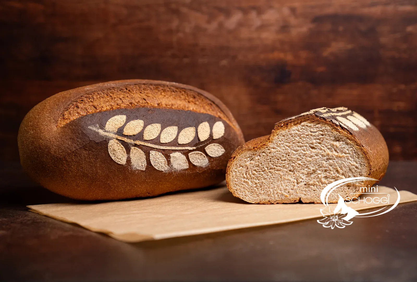 Landbrot mit Ährenmuster und angeschnittenes Brot