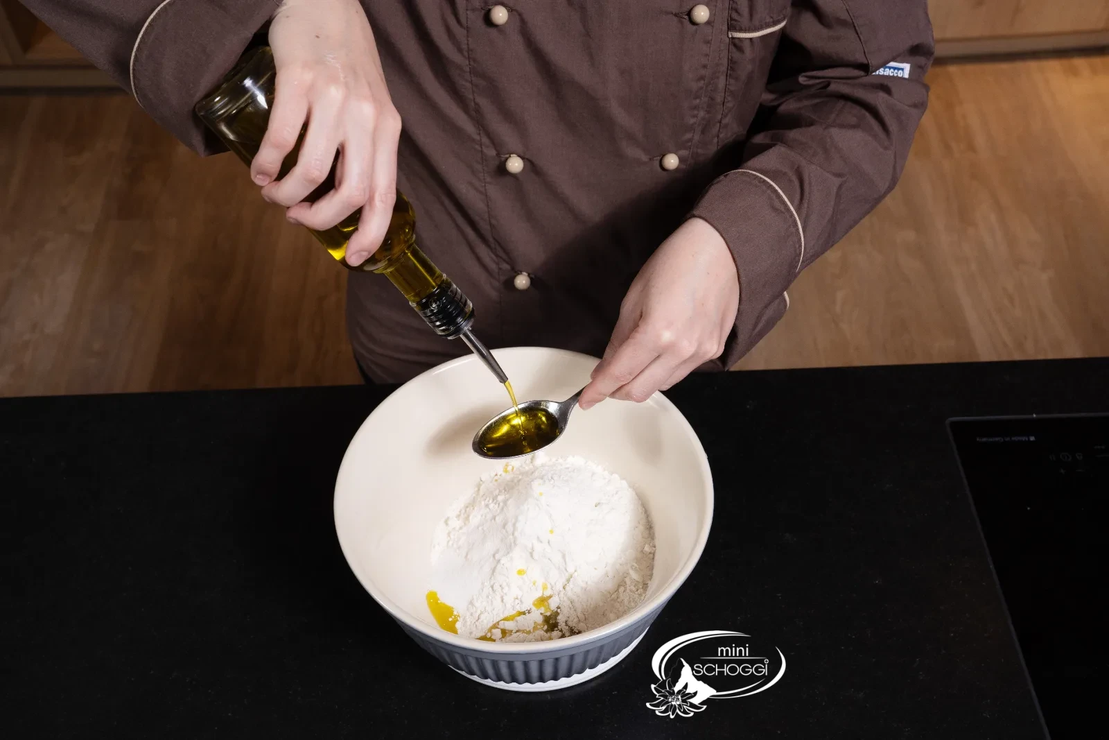 L'olio d'oliva viene aggiunto alla farina un cucchiaio alla volta