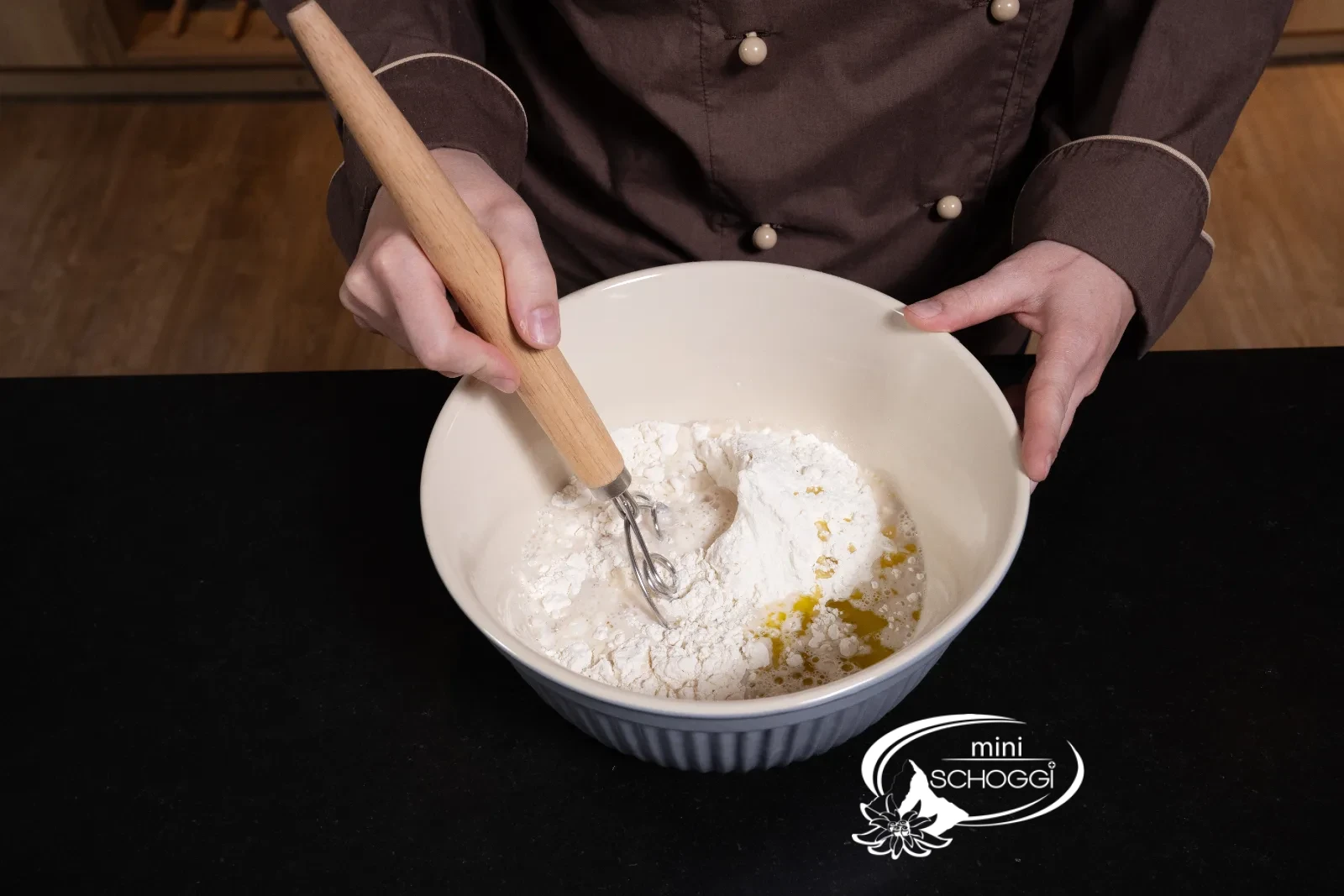 Tutti gli ingredienti vengono mescolati con la frusta danese