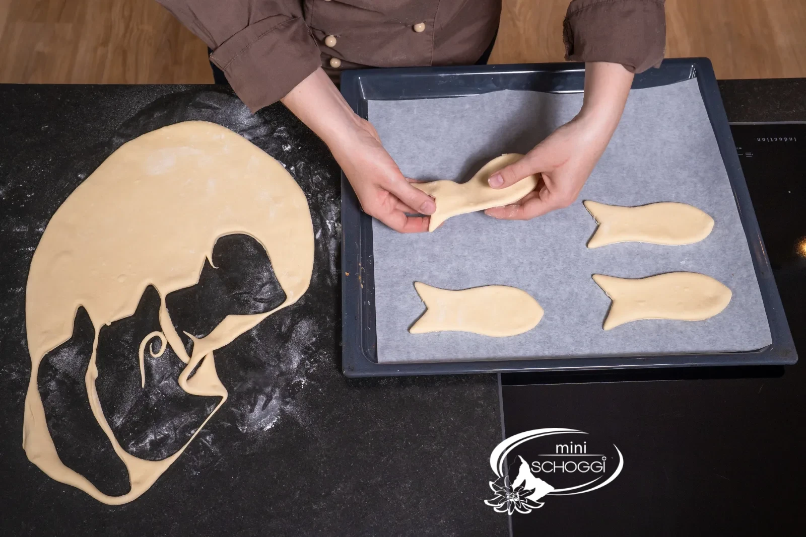 Con il tagliabiscotti a forma di pesce si ritagliano i pesciolini dall'impasto