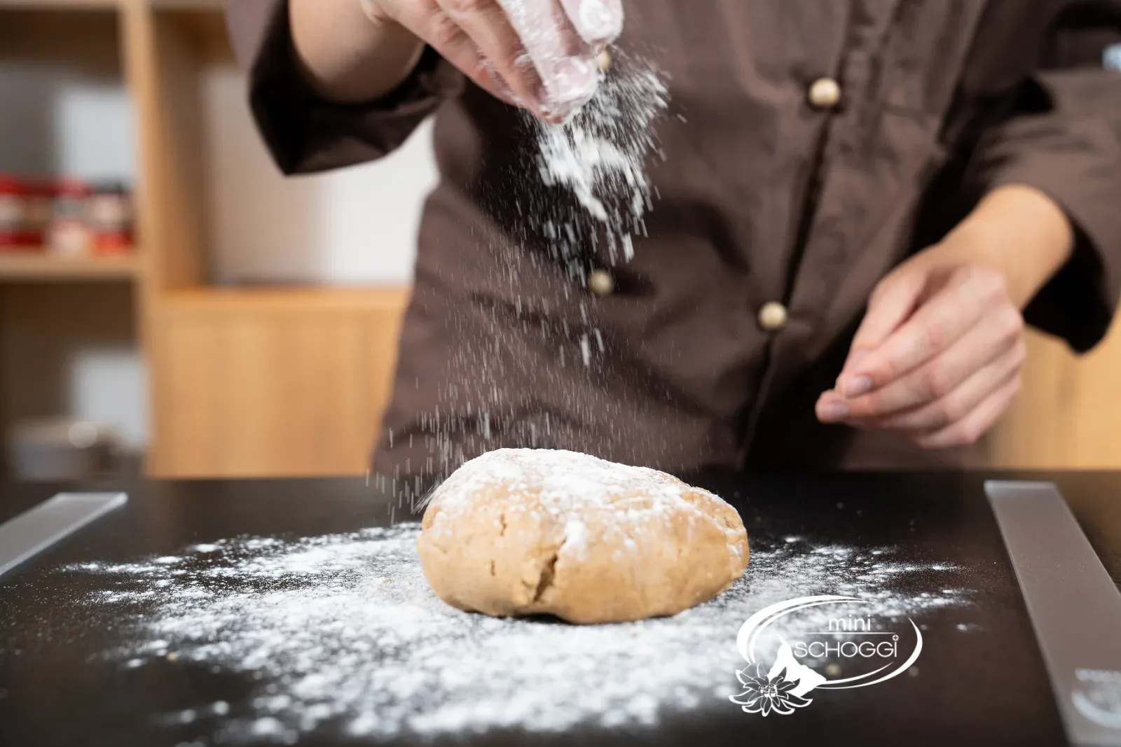 La pasta di pan di zenzero viene divisa in porzioni maneggevoli