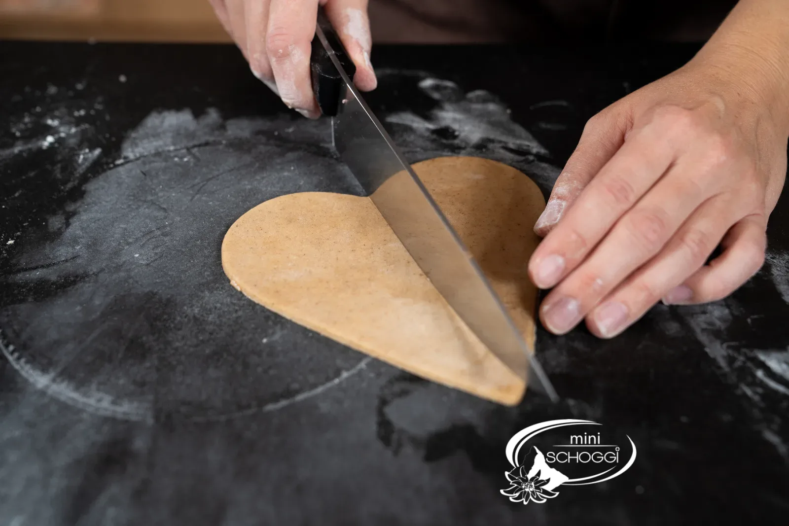 Il terzo cuore viene diviso a metà con il coltello