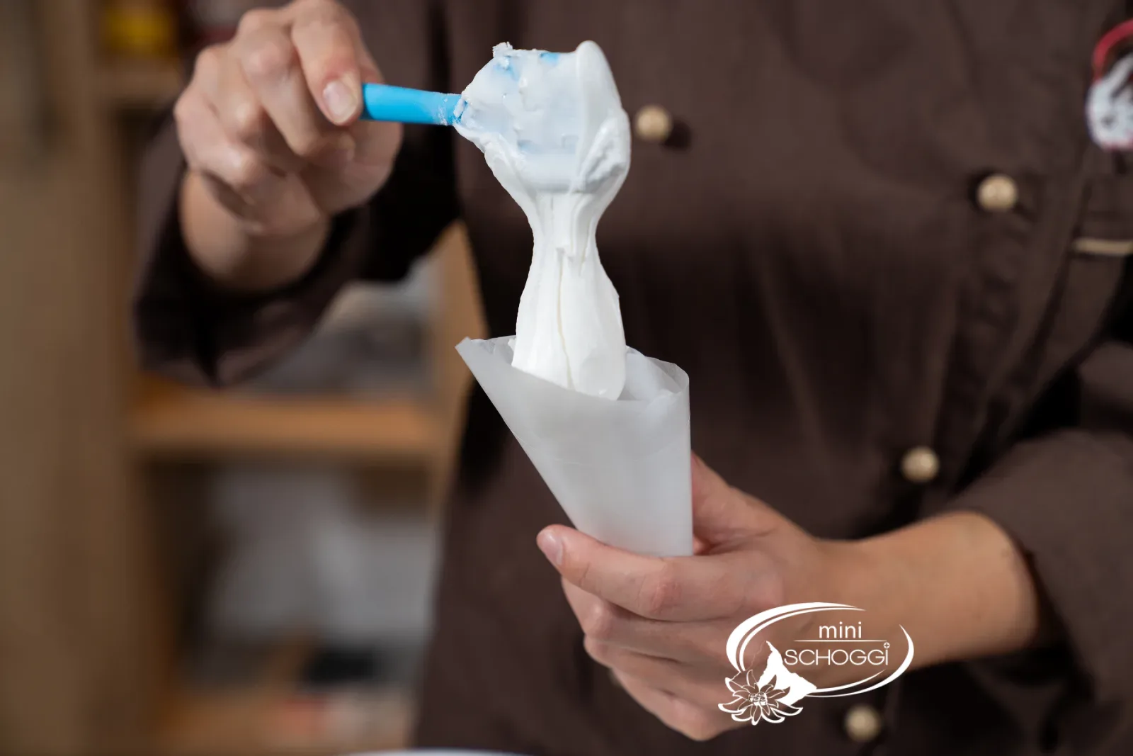 La glassa reale compatta viene riempita in un cornetto di carta pergamena