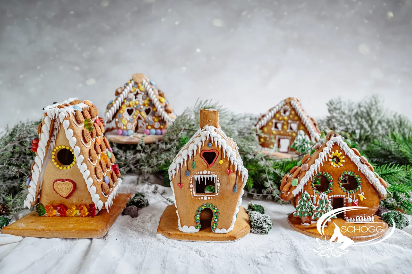 Casa di pan di zenzero decorata con bordo di neve e tetto di mandorle