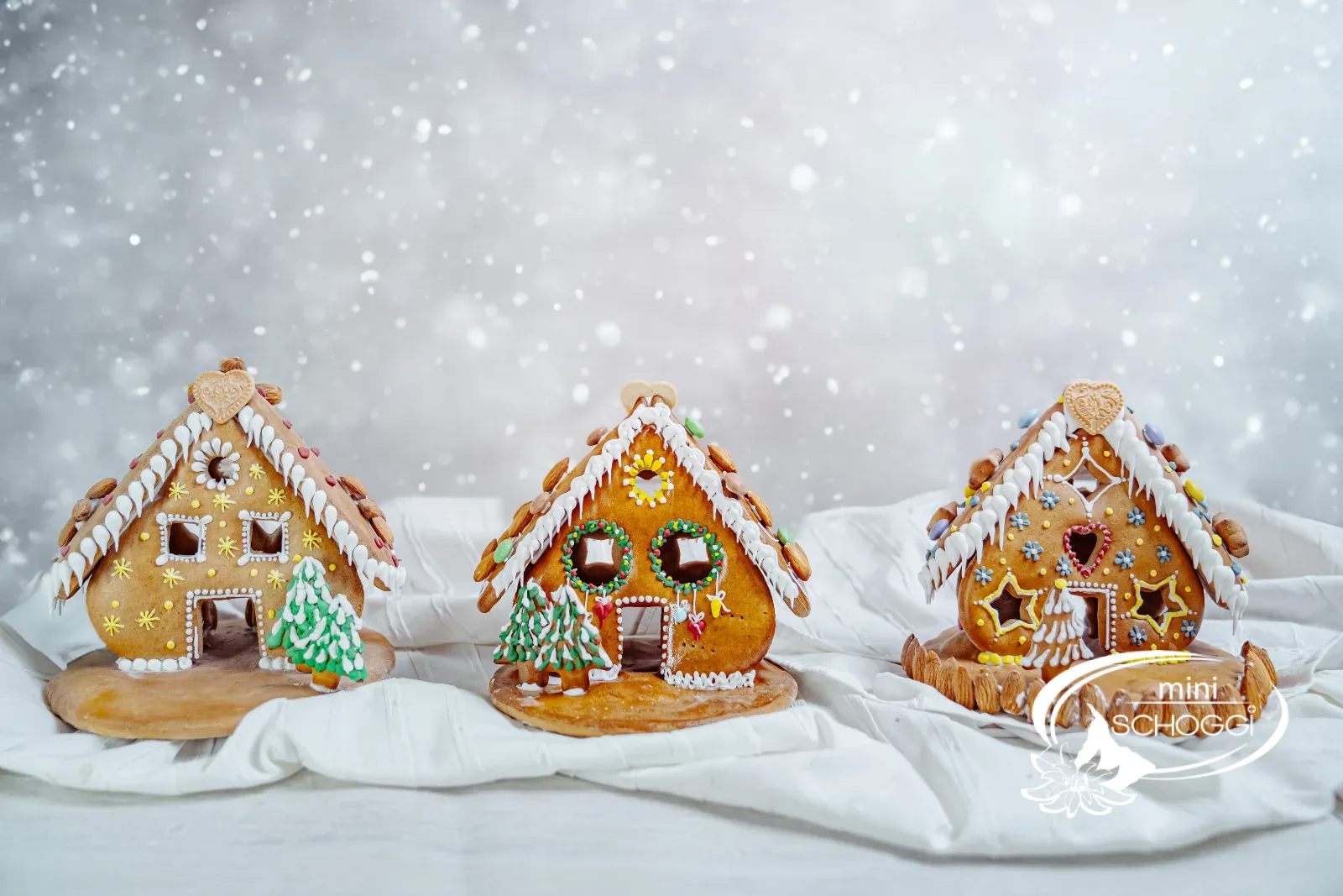 Casa di pan di zenzero decorata con bordo di neve e tetto di mandorle