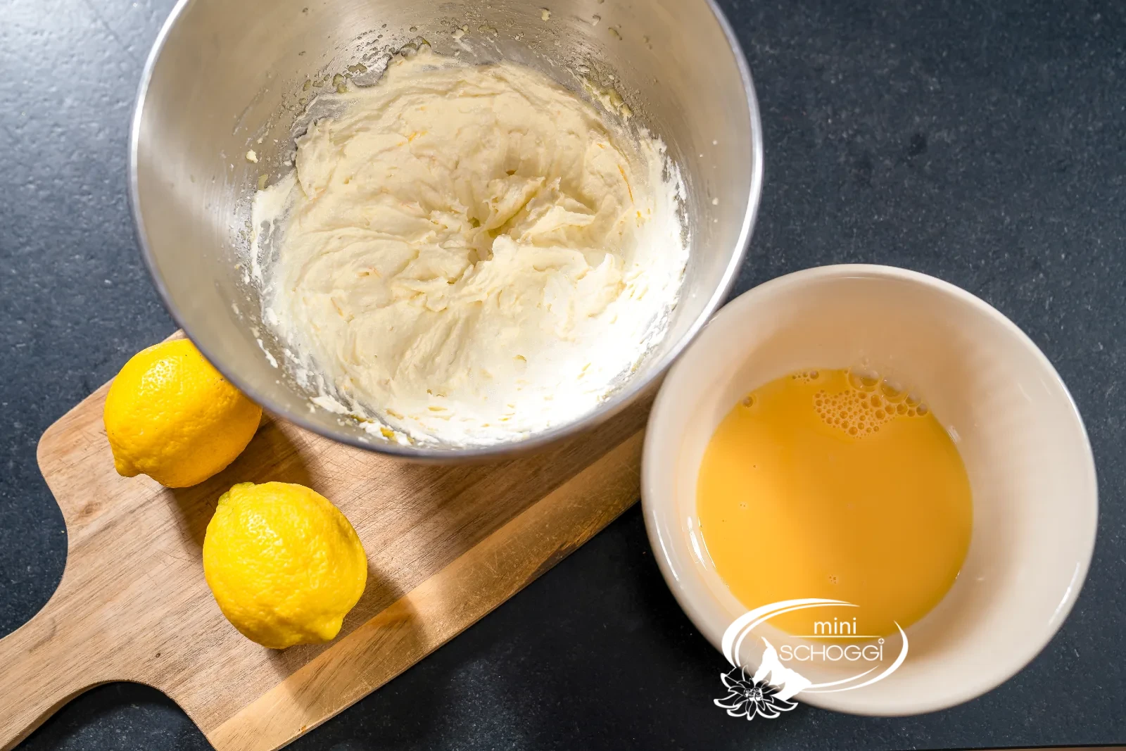 Butter, Olivenöl und Zitronenzucker in der Rührschüssel vor dem Aufschlagen