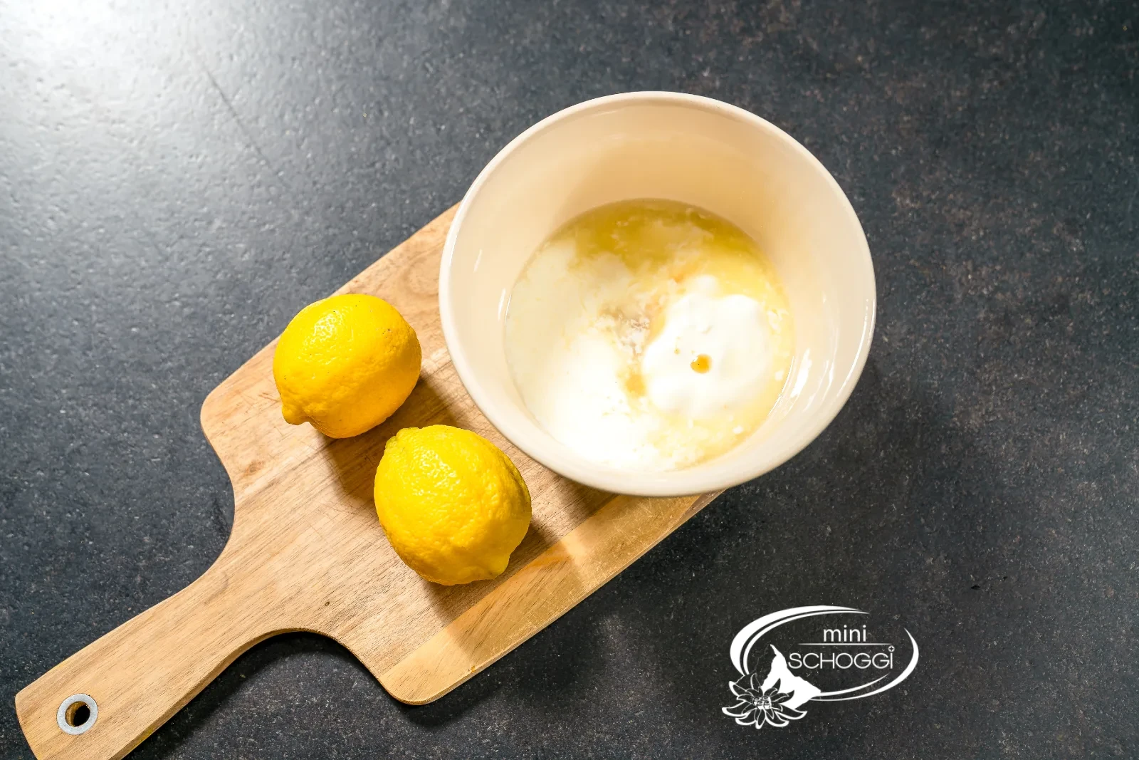 Joghurt, Milch und Zitronensaft werden in einer separaten Schüssel vermischt