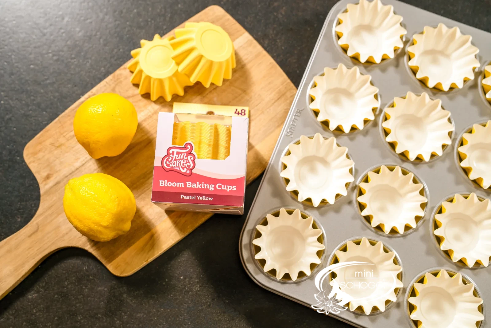 Cupcake-Teig wird mit dem Löffel aus der Schüssel portioniert
