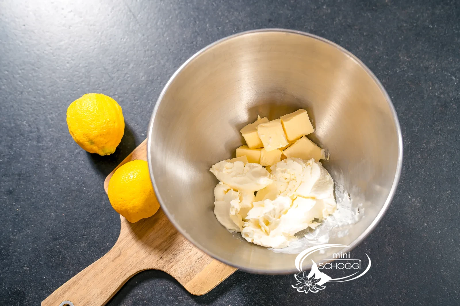 Frischkäse und Butterwürfel in der Rührschüssel für das Frosting