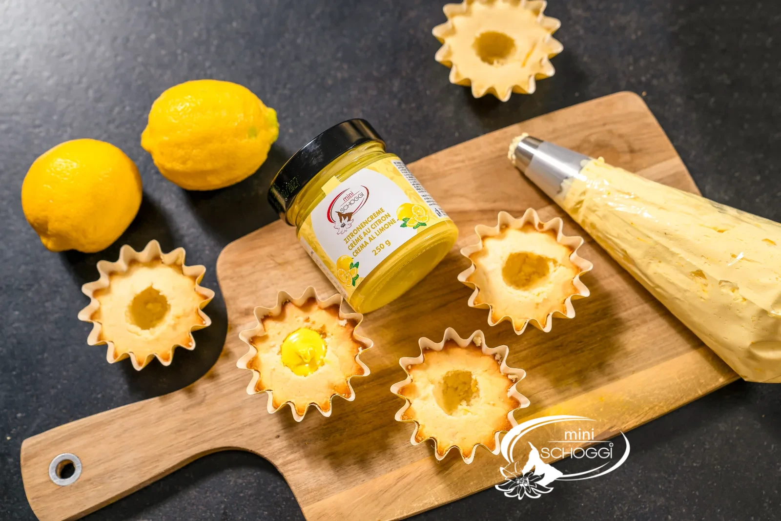 Zitronencreme wird in die ausgehöhlte Mitte des Cupcakes gefüllt