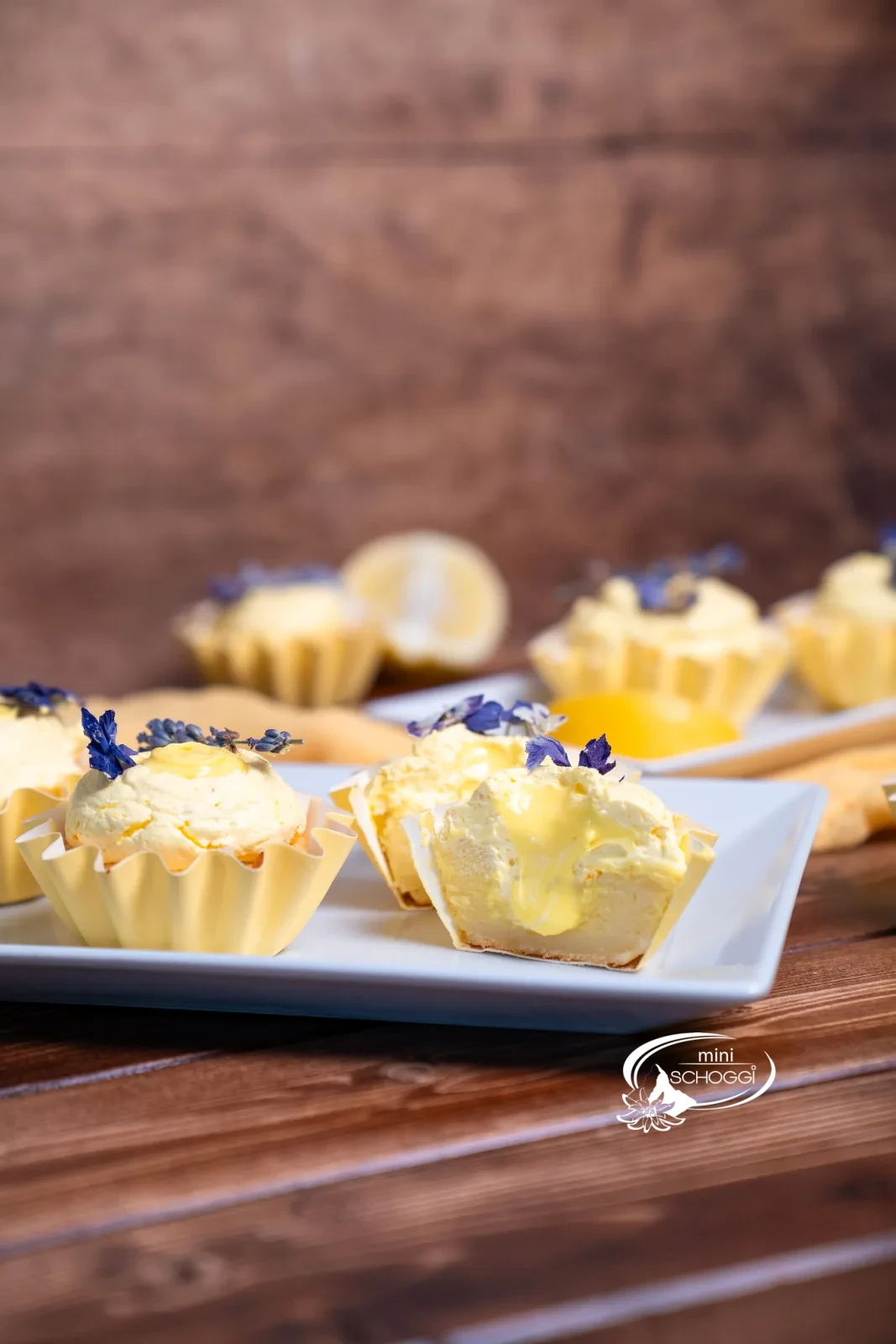 Nahaufnahme eines Lemon Cupcakes mit Zitronencreme in der Mitte