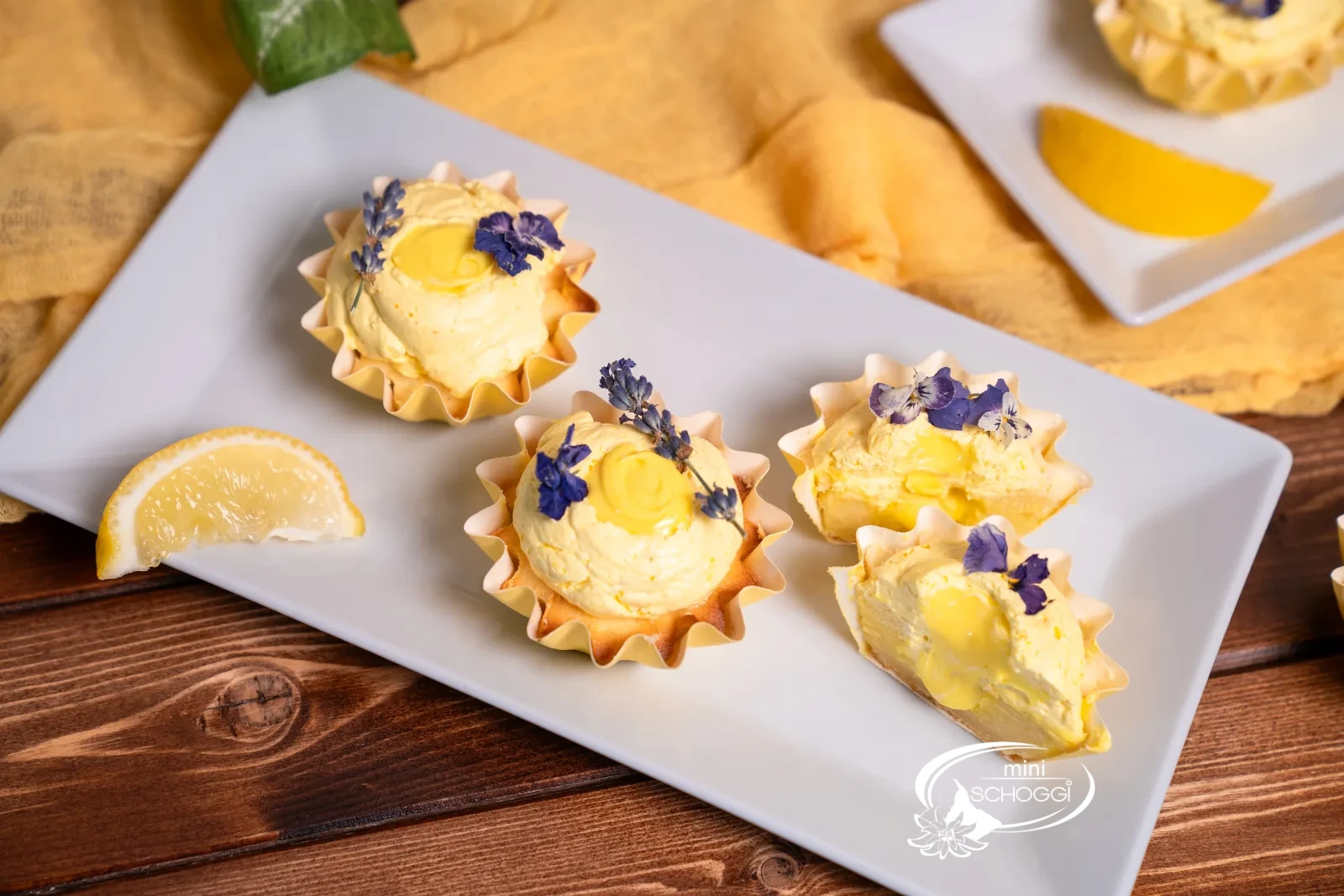 Lemon Cupcakes von oben mit Zitronenschnitz und essbaren Veilchen