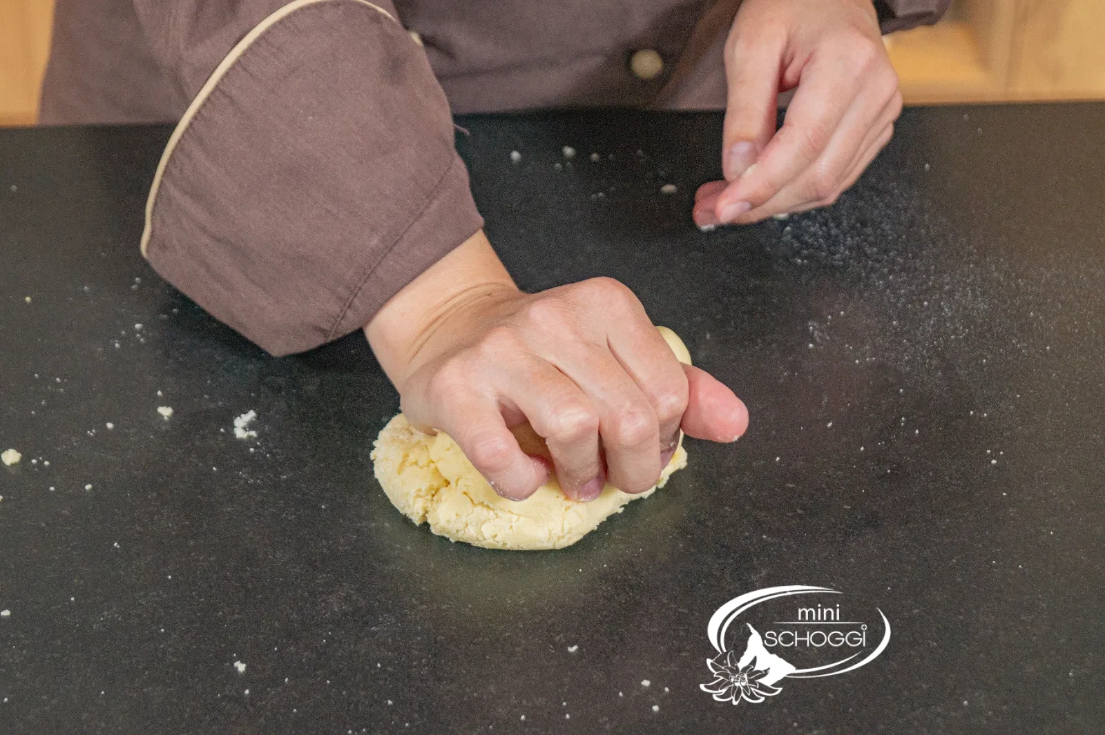 L'impasto dei milanesini viene lavorato sul piano di lavoro