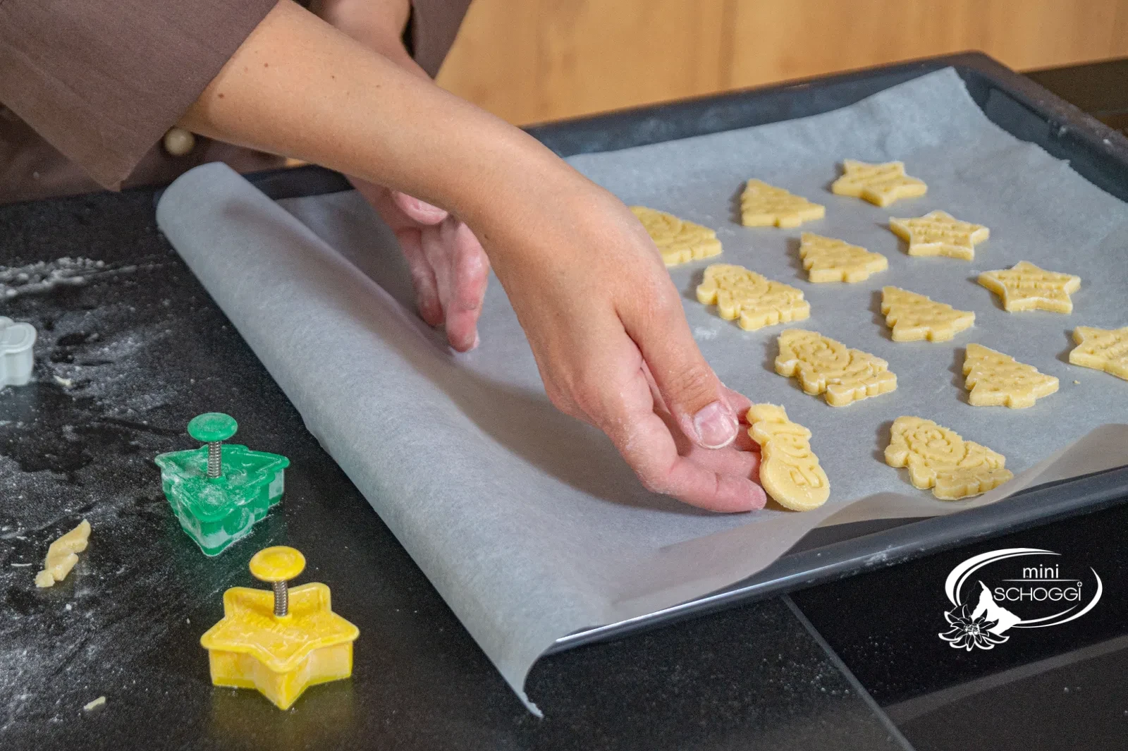 Biscotti a forma di San Nicolao goffrati sulla teglia