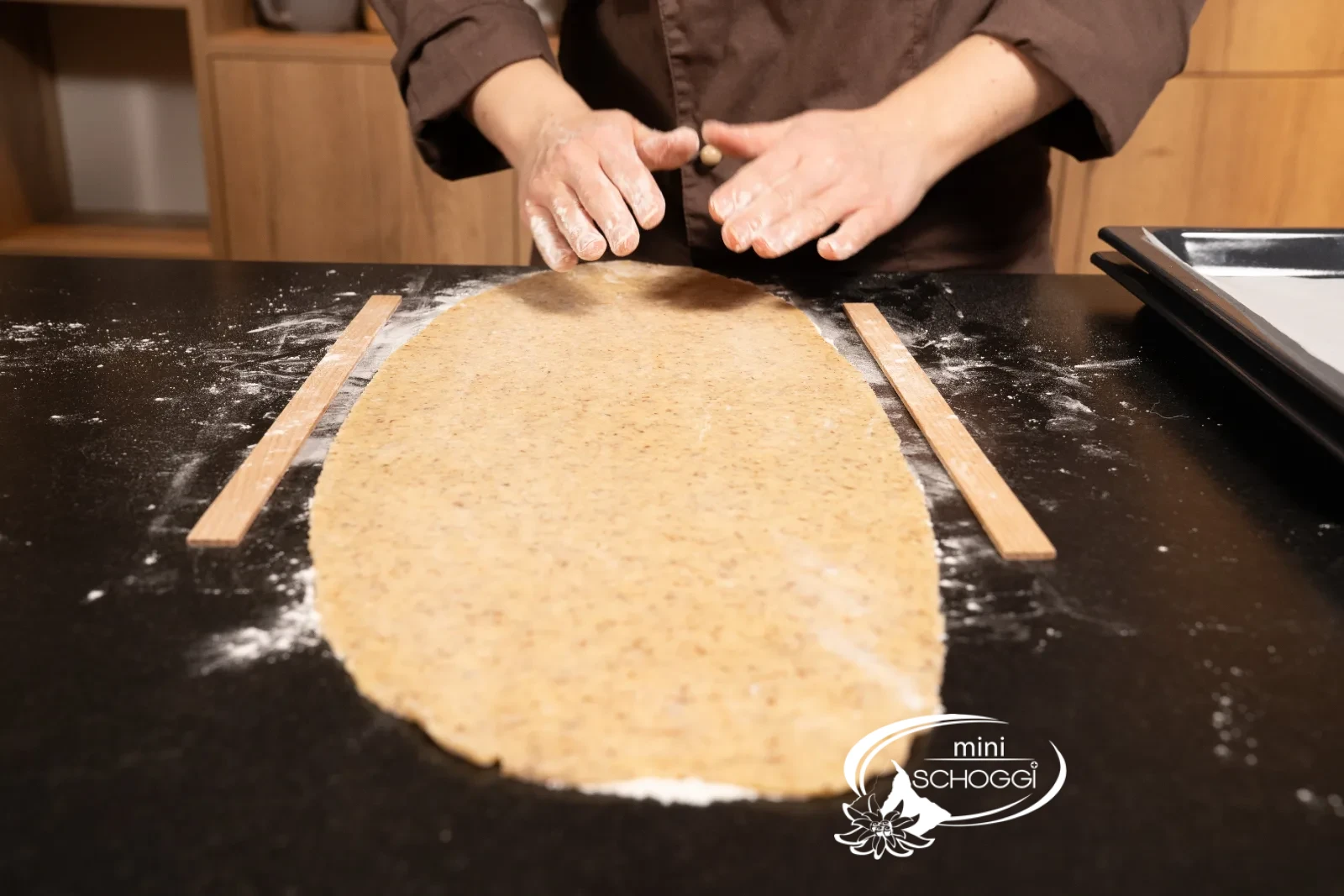 L'impasto alle mandorle viene steso a 3 mm tra le bacchette di legno