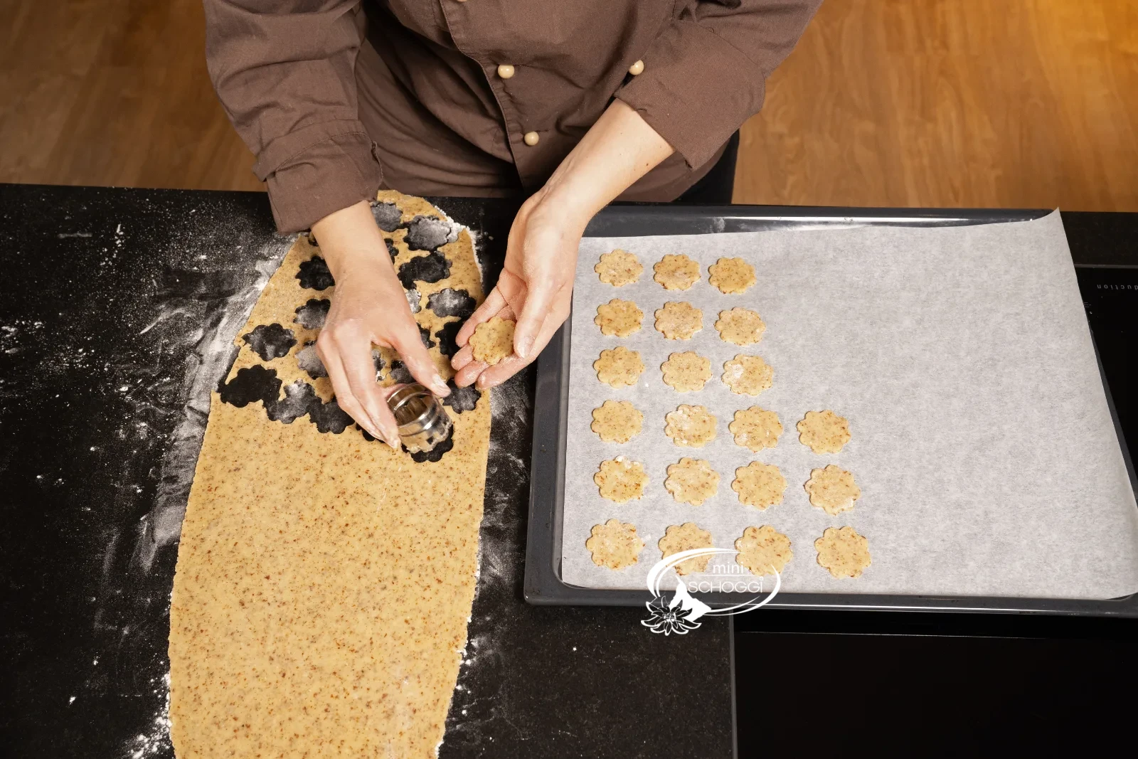 I biscotti vengono tagliati con il tagliabiscotti a rosetta