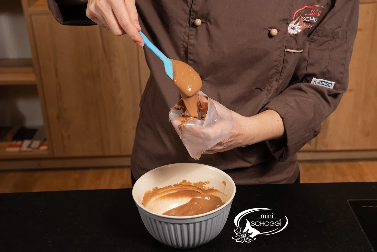 La massa di Gianduja pronta viene versata nel Sac à poche