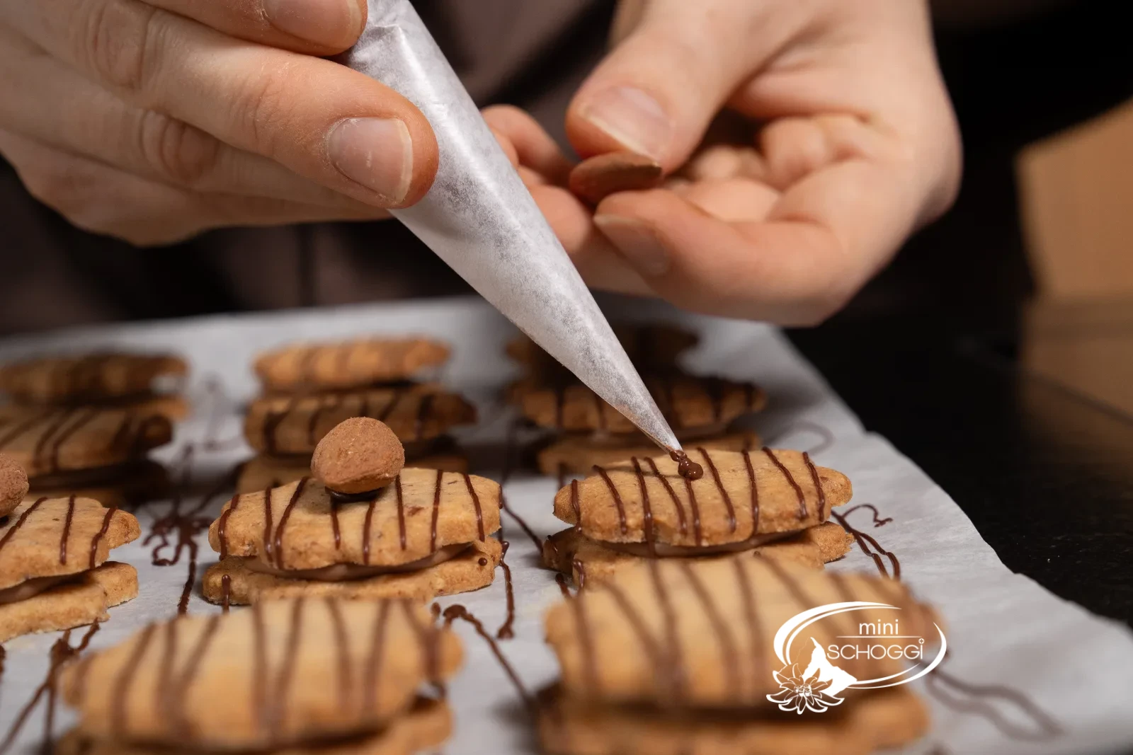 Una mandorla intera viene posata sul punto di cioccolato