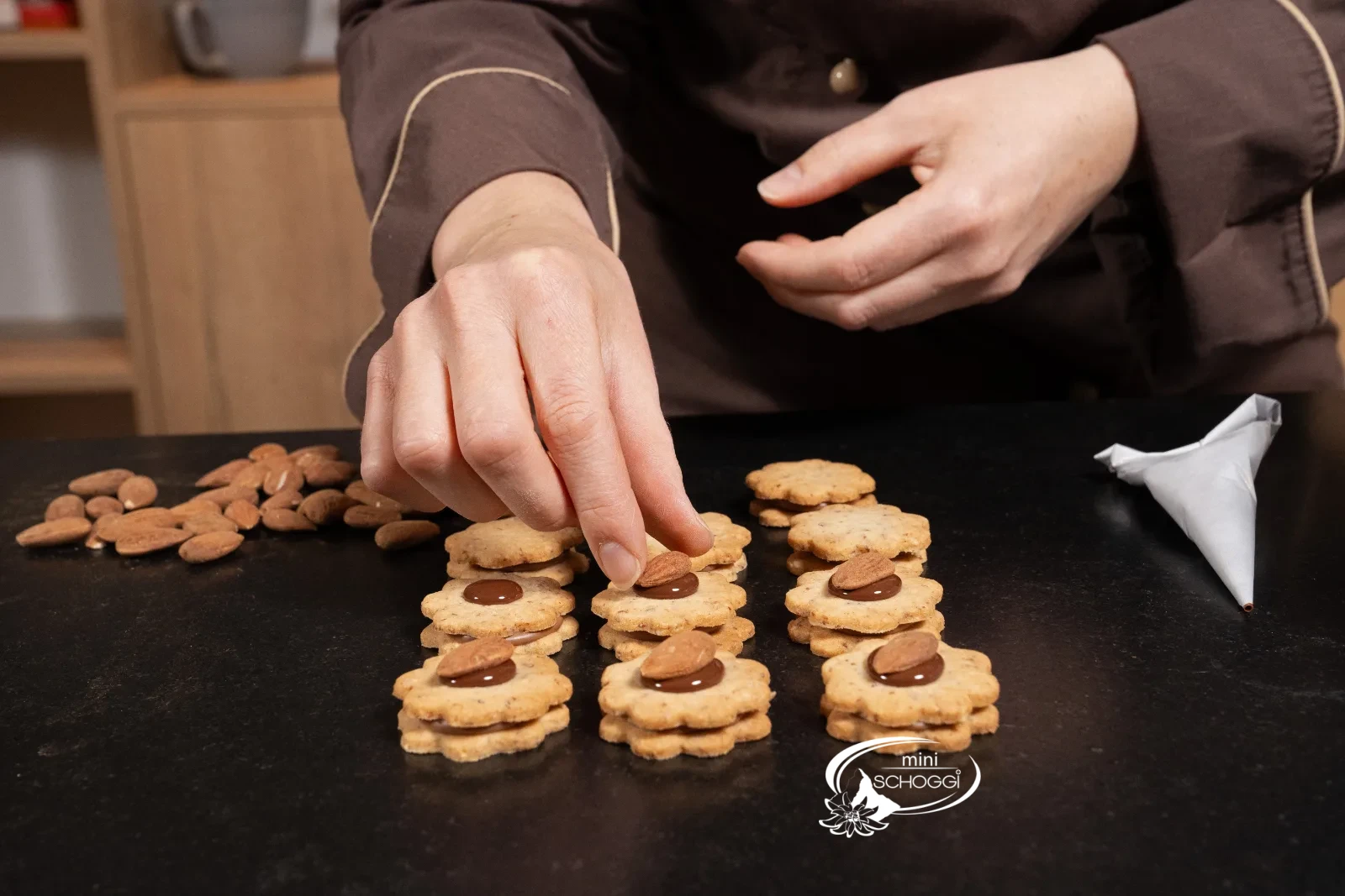 Anche i biscotti decorati a fili ricevono la loro mandorla al centro
