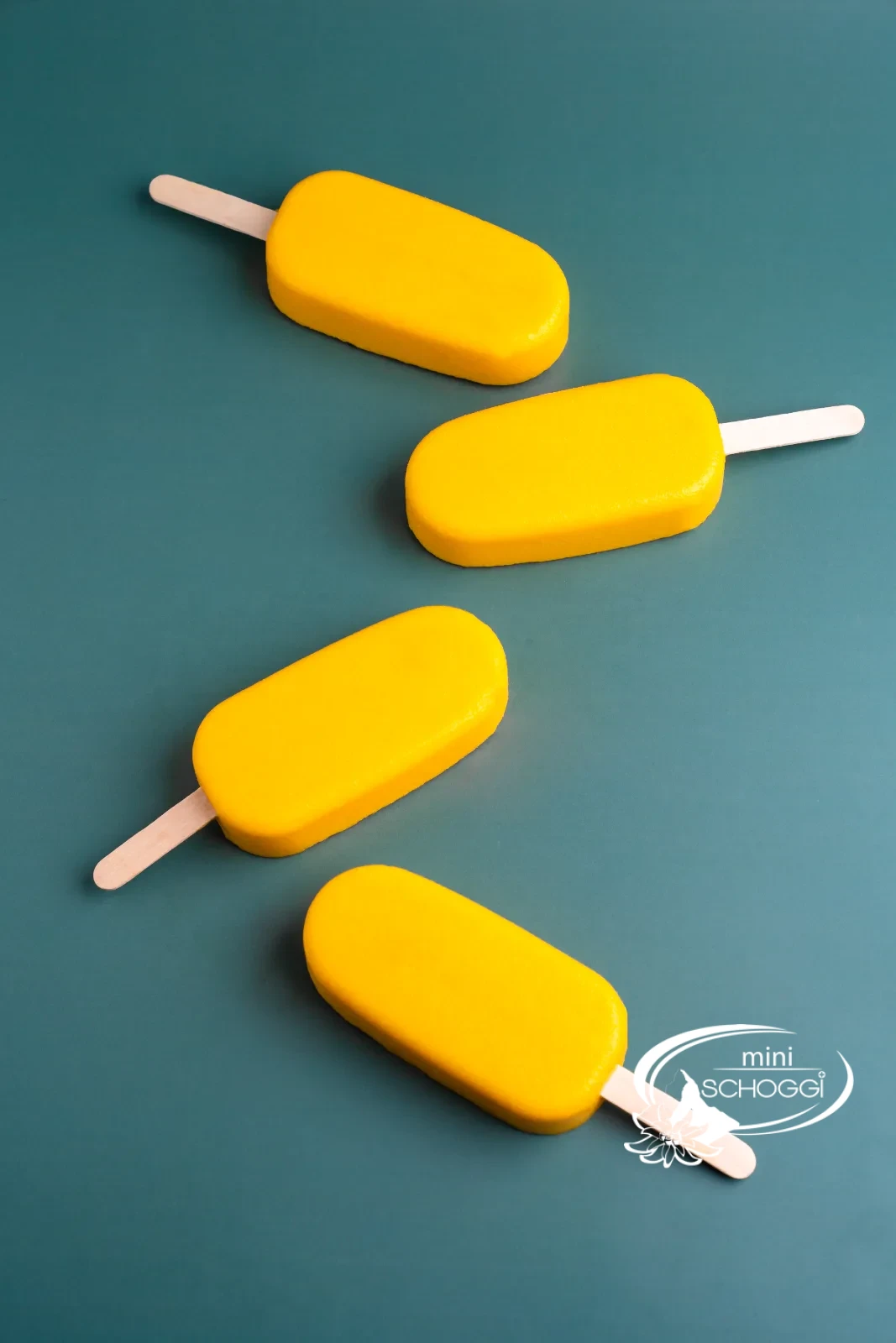 Gelato al mango e yogurt su stecco in primo piano su sfondo verde