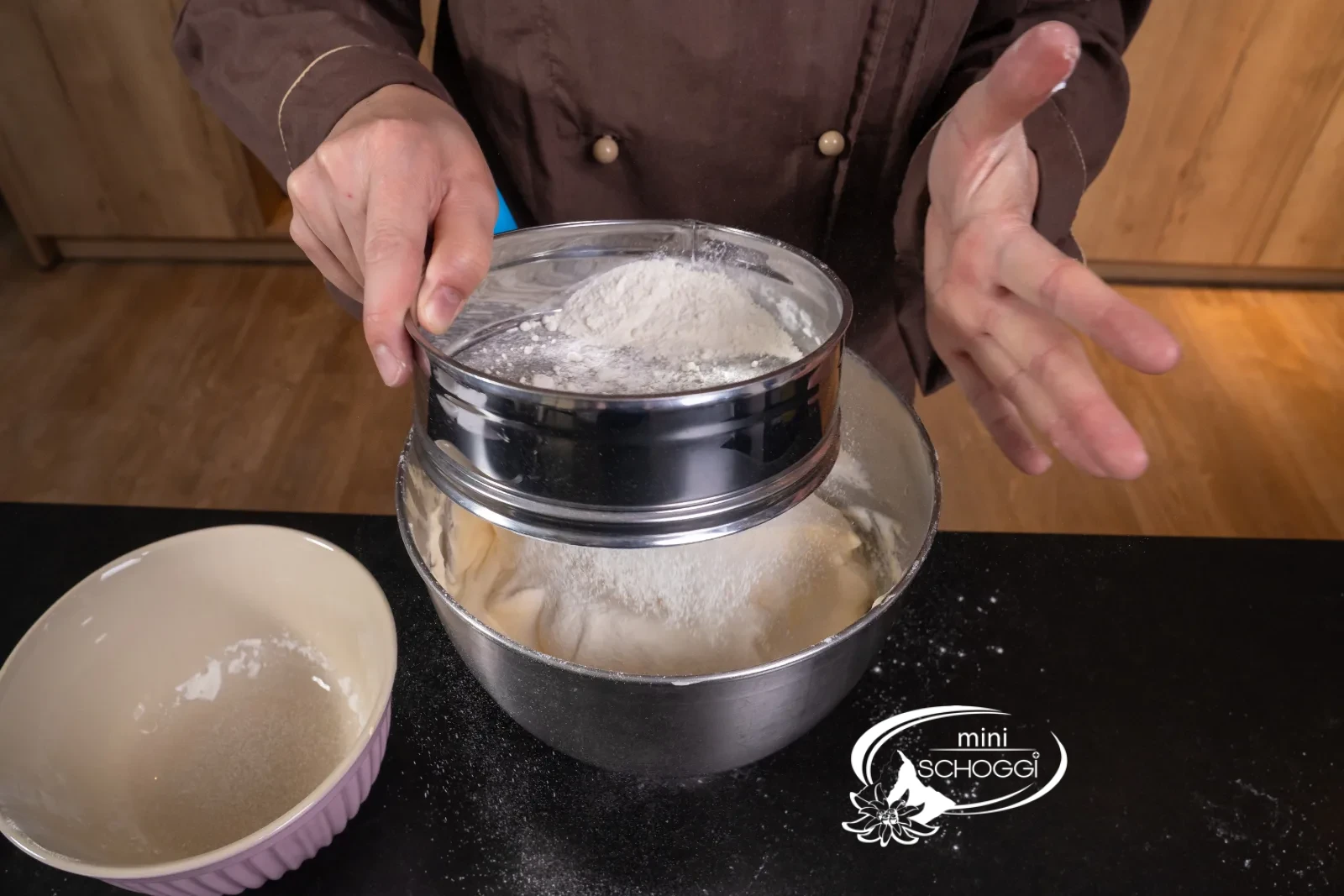 Rotolo al mango e cocco – incorporare alternando albumi e farina