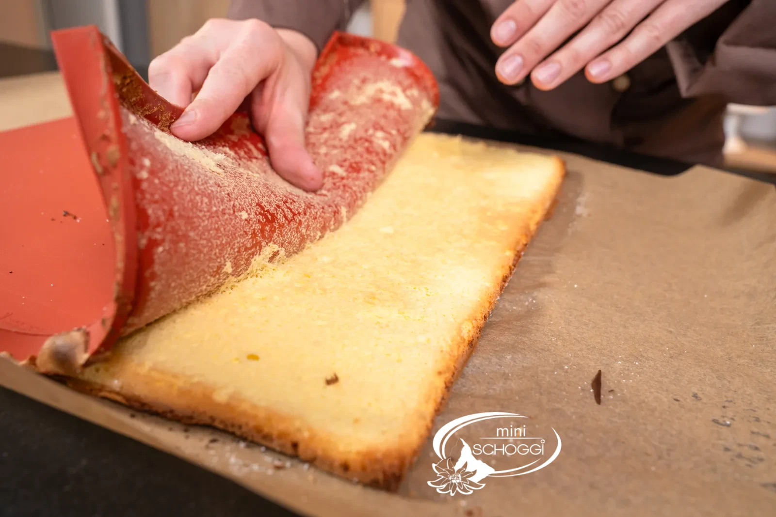 Il tappetino in silicone viene staccato delicatamente dal pan di Spagna raffreddato