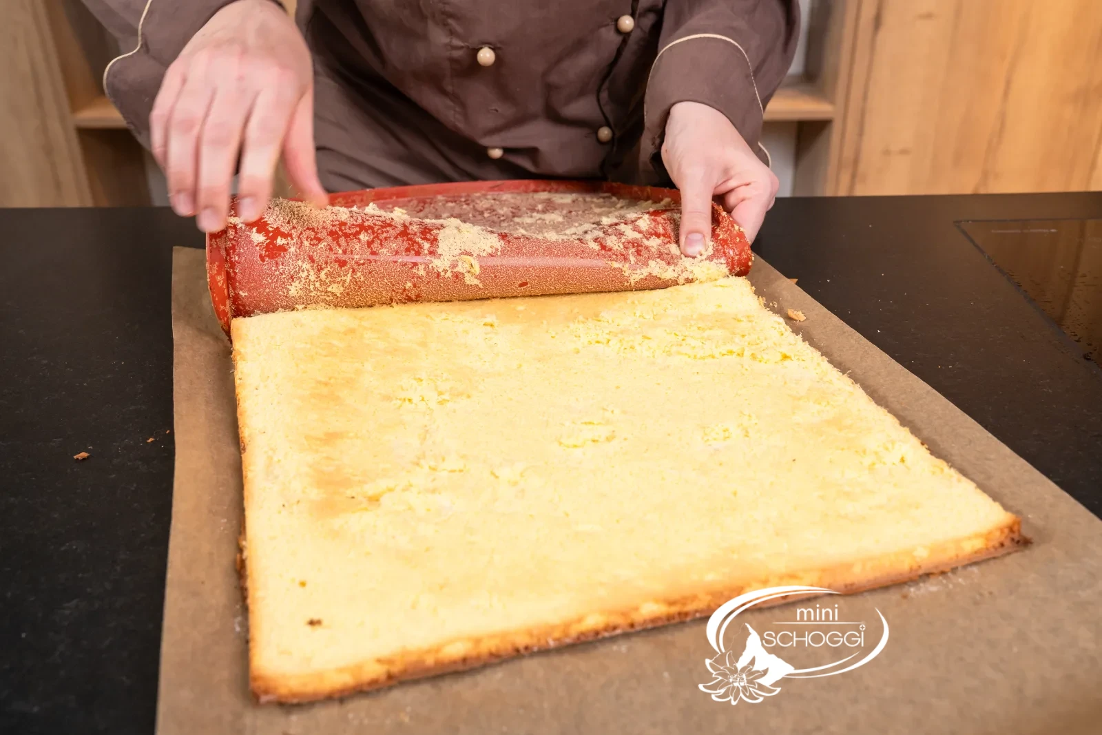 Il pan di Spagna per rotolo staccato appoggiato sulla carta da forno