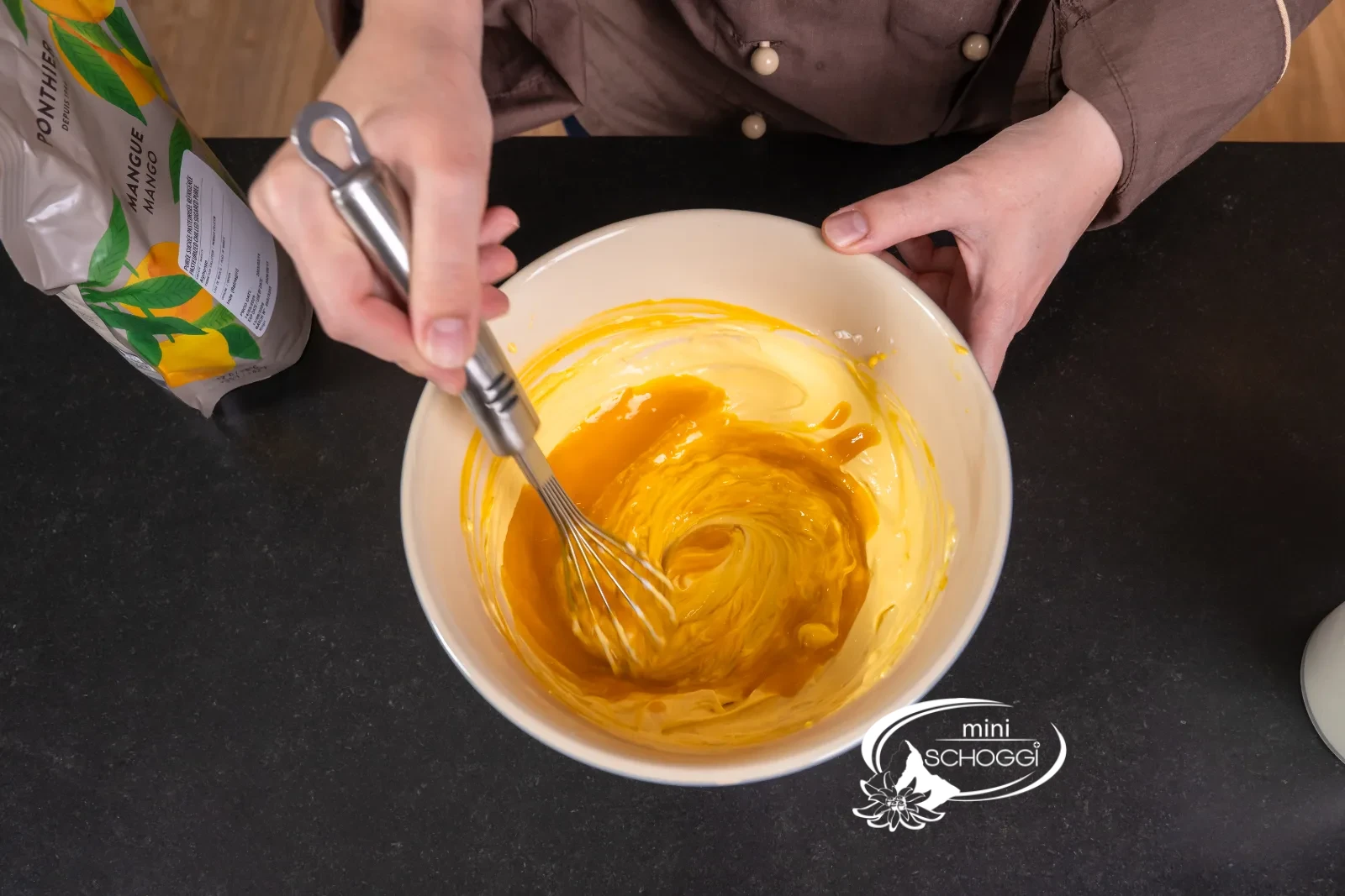 Mascarpone e purea di frutta mescolati in una crema liscia