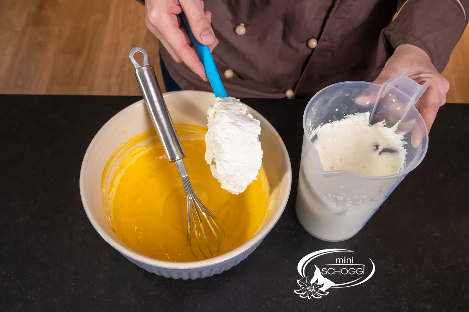 La panna montata viene aggiunta alla crema di mango e mascarpone