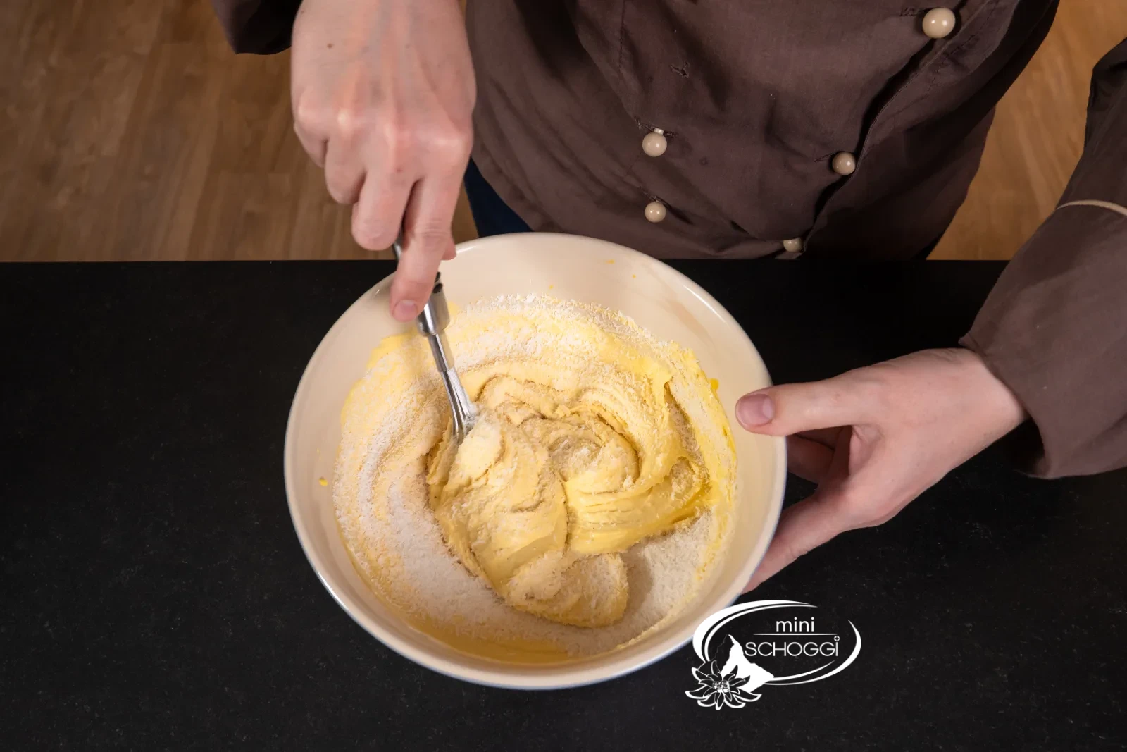 La crema pronta al mango e cocco viene mescolata liscia